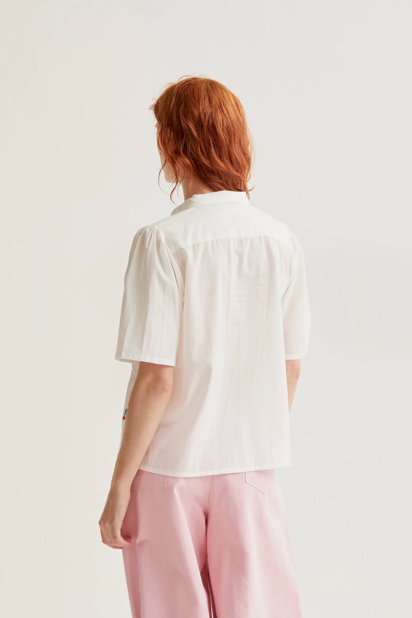 Camicia con stampa ciliegie bianche