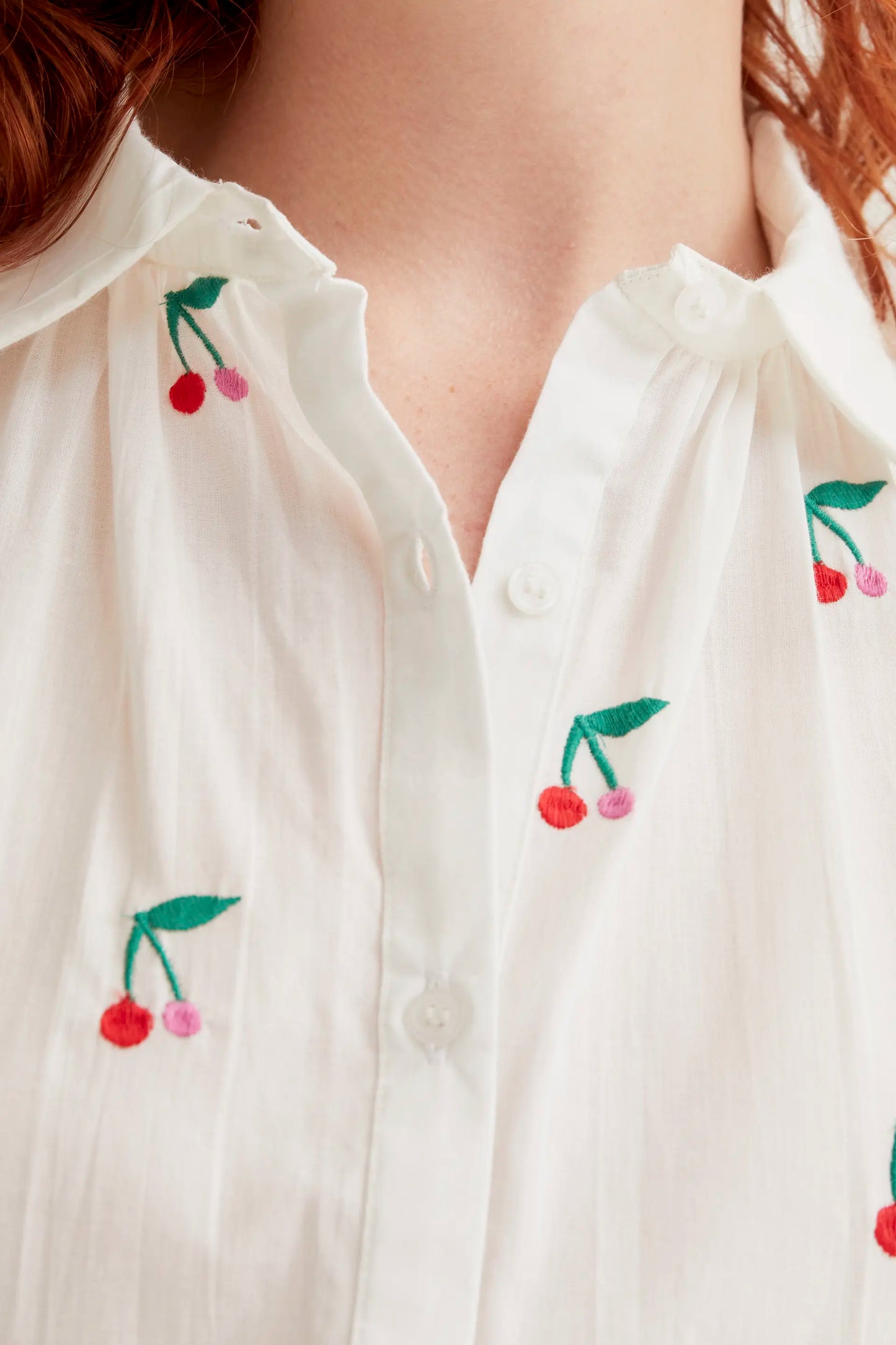 Camicia con stampa ciliegie bianche