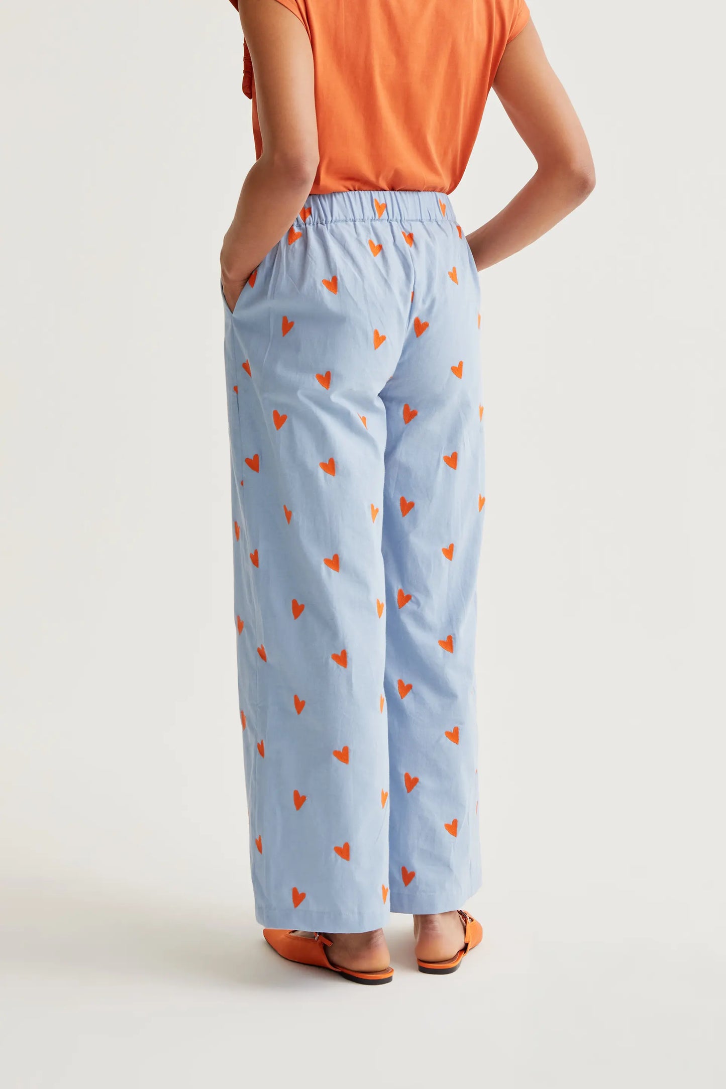 Pantaloni con stampa a cuori