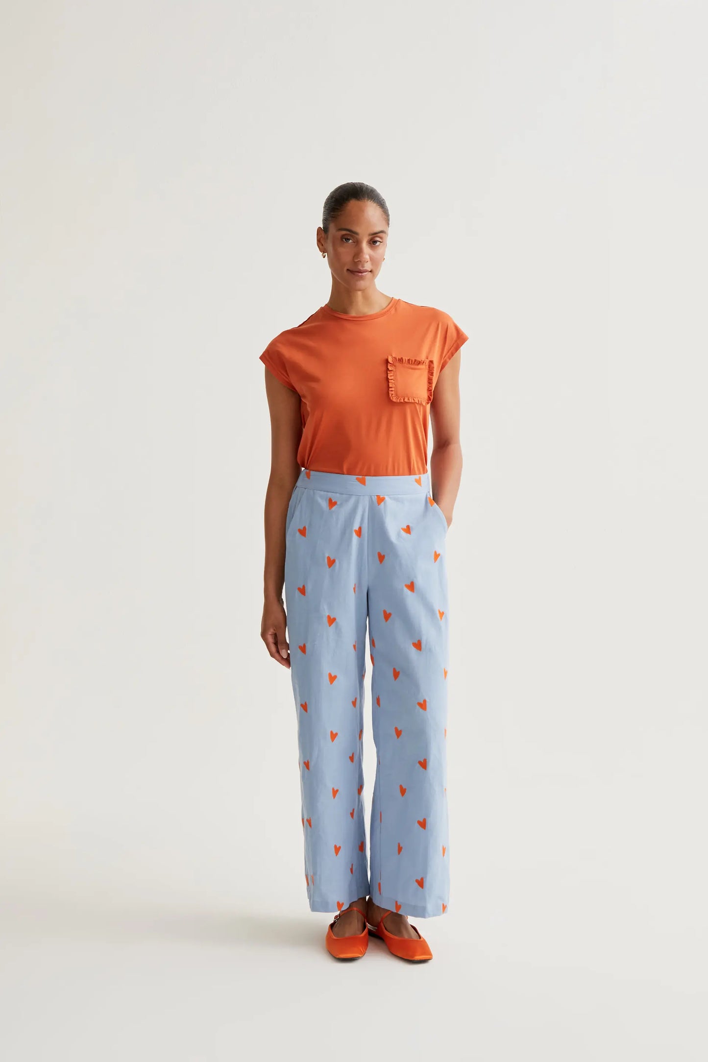 Pantaloni con stampa a cuori