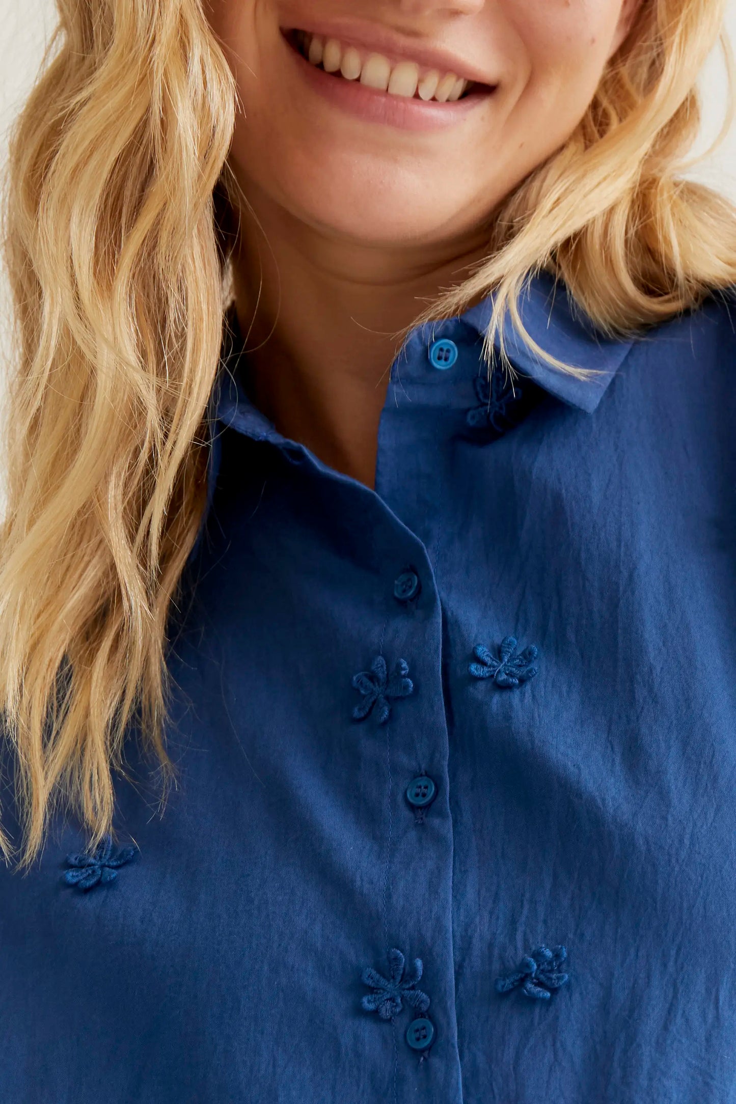 Camisa 100% algodón azul con bordado floral