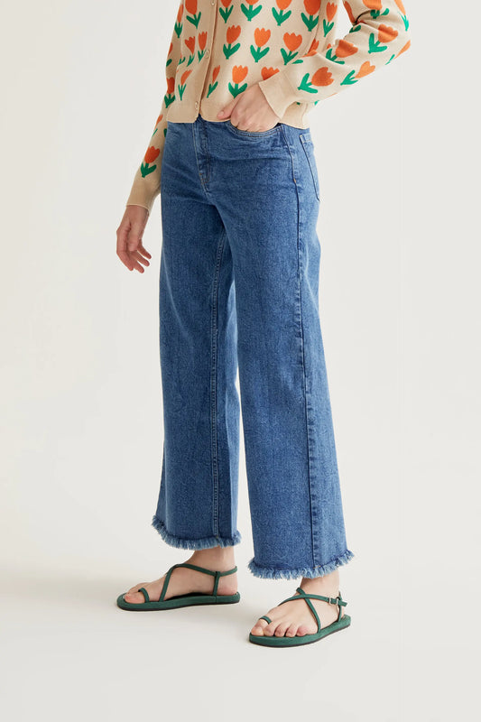 Pantalón vaquero azul con con bajo raw-cut