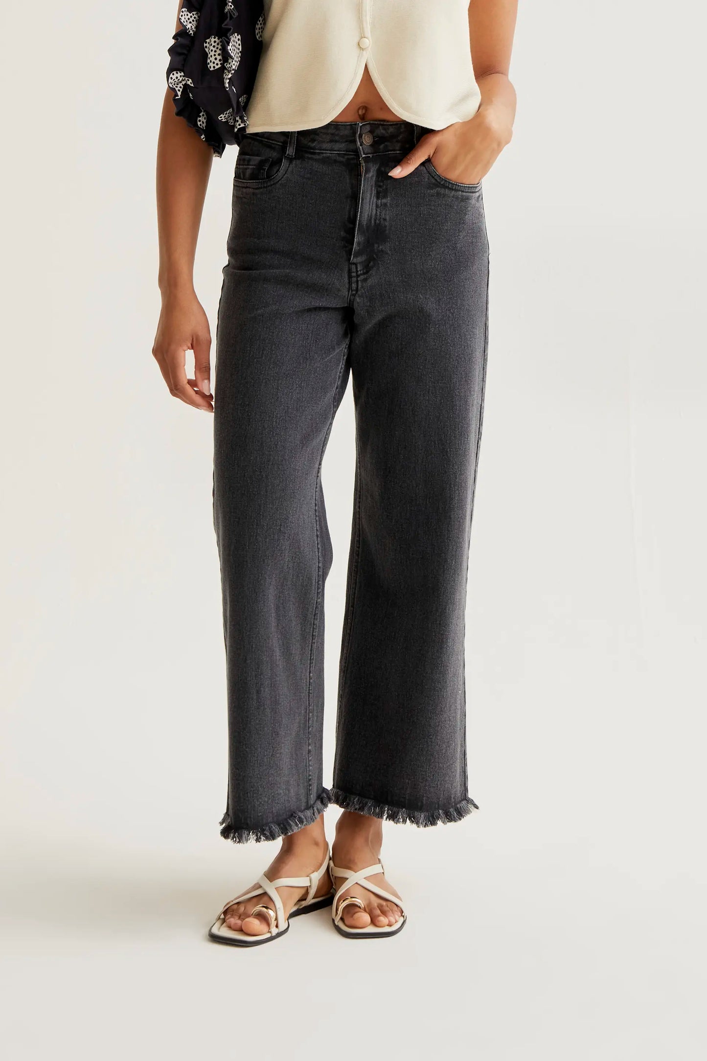 Pantalón vaquero negro con con bajo raw-cut