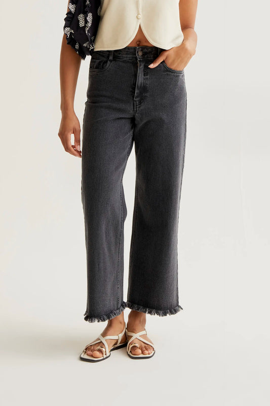 Pantalón vaquero negro con con bajo raw-cut