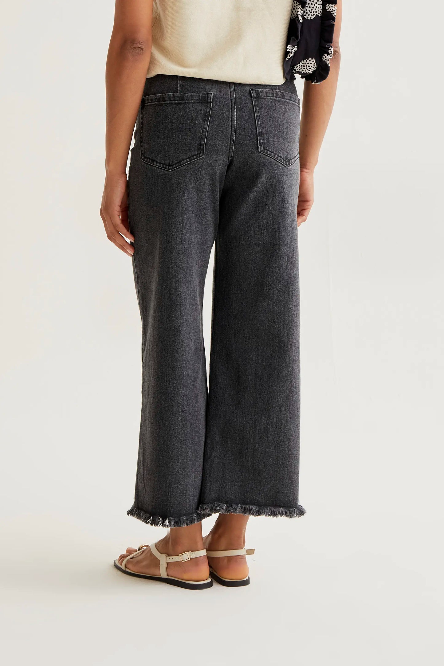 Pantalón vaquero negro con con bajo raw-cut