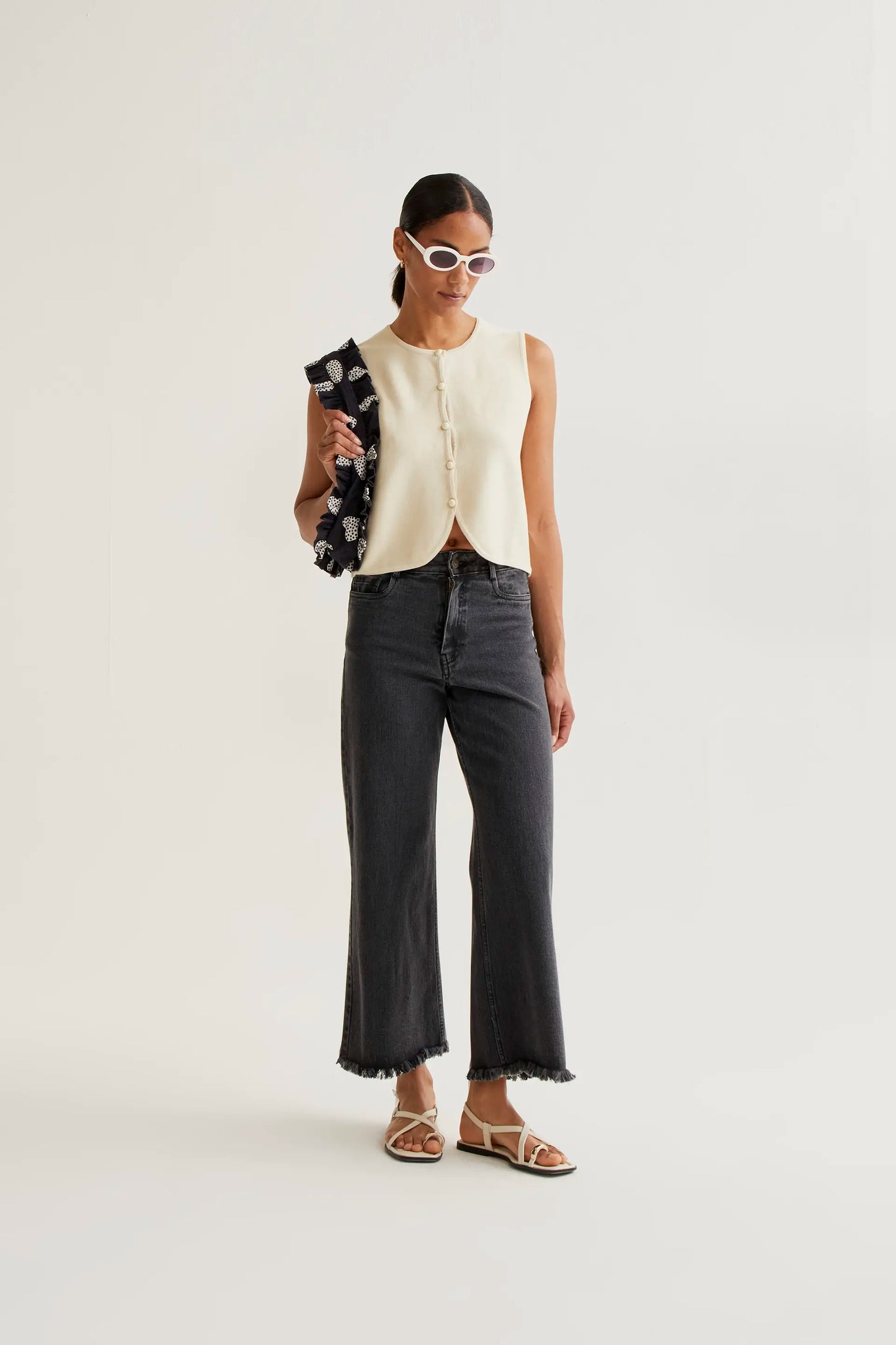 Pantalón vaquero negro con con bajo raw-cut