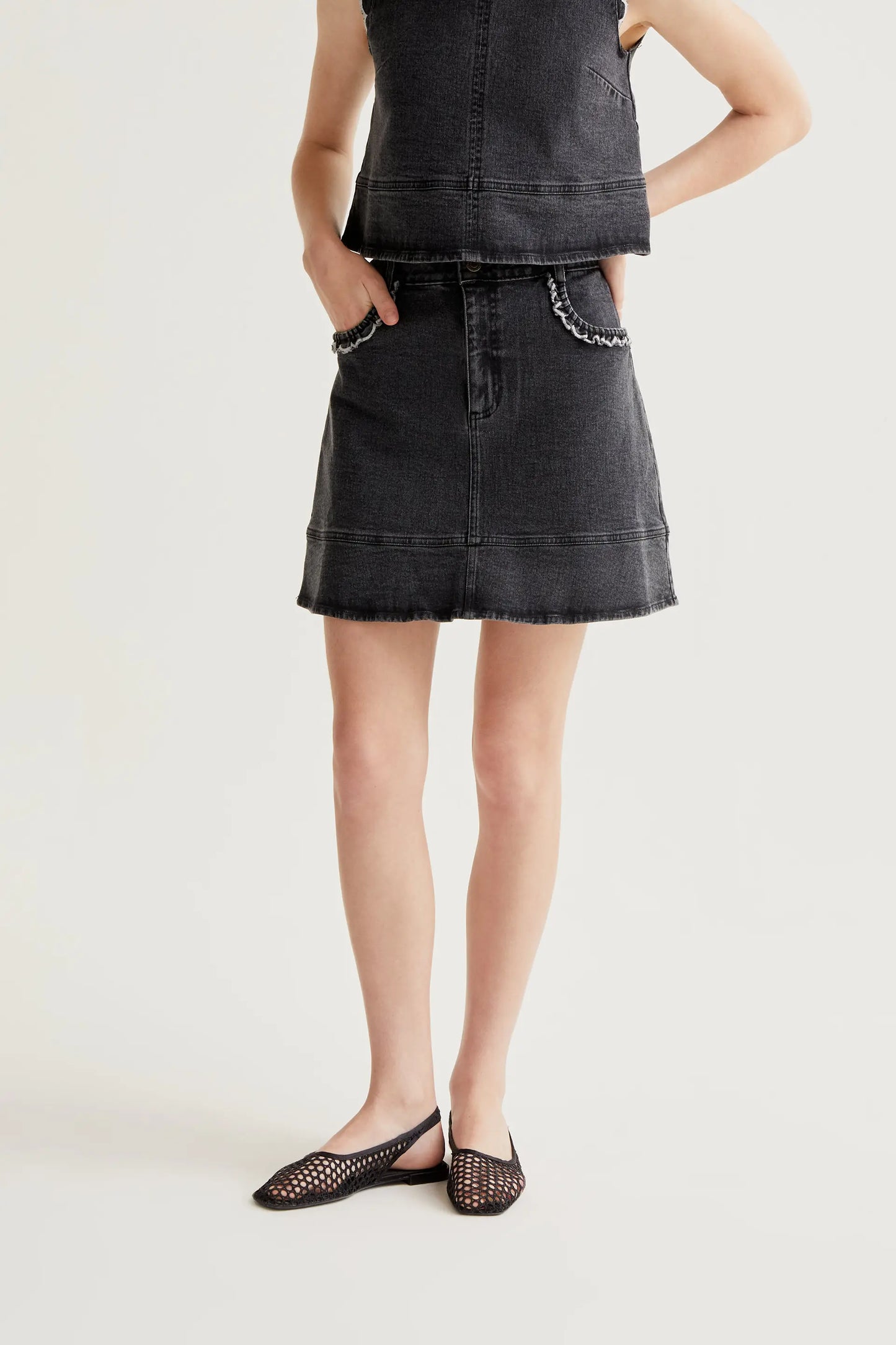 Gonna in denim nero con dettaglio volant