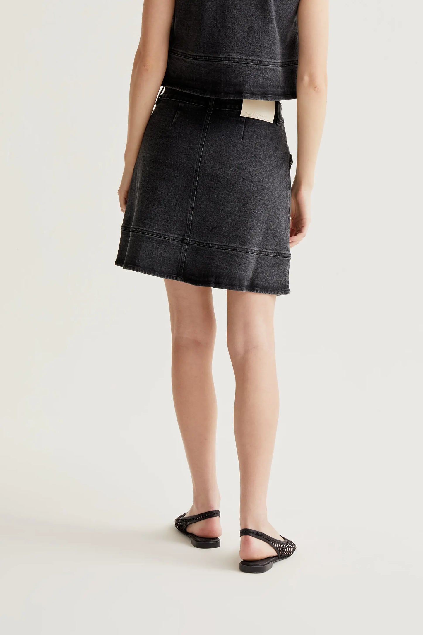 Gonna in denim nero con dettaglio volant