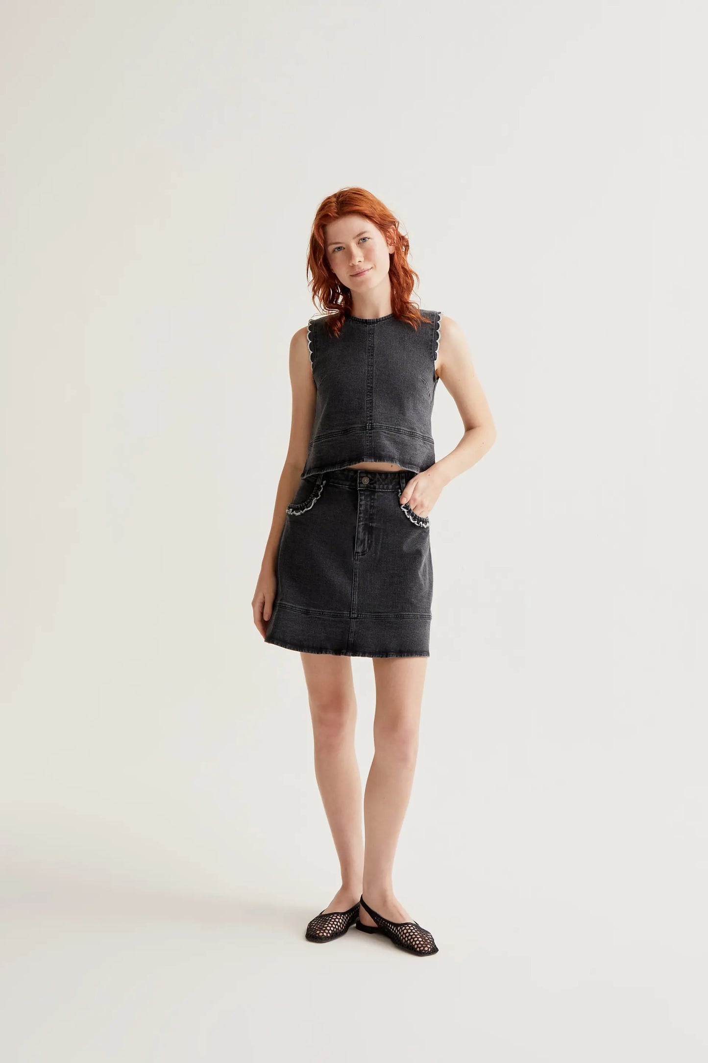 Gonna in denim nero con dettaglio volant