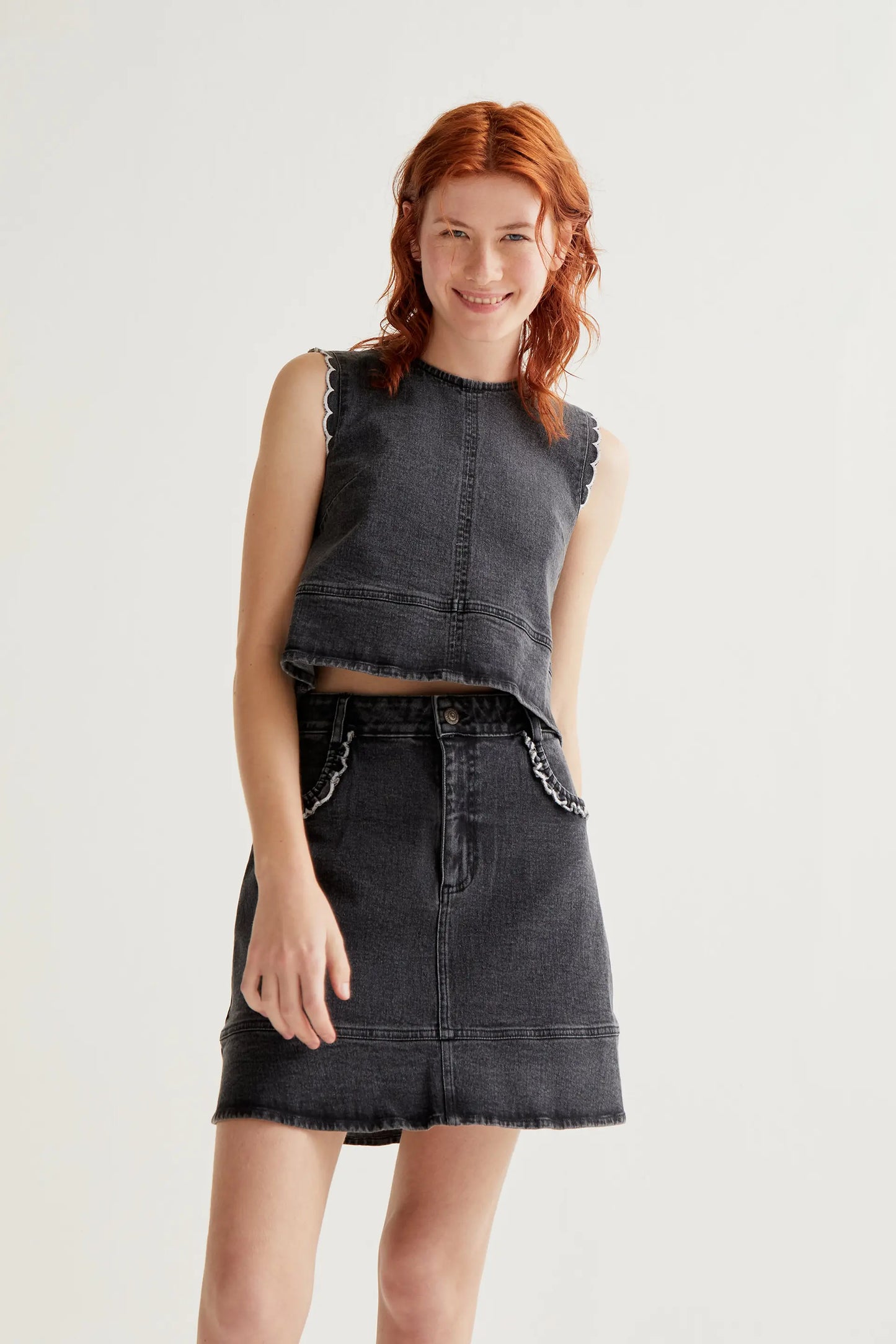 Gonna in denim nero con dettaglio volant