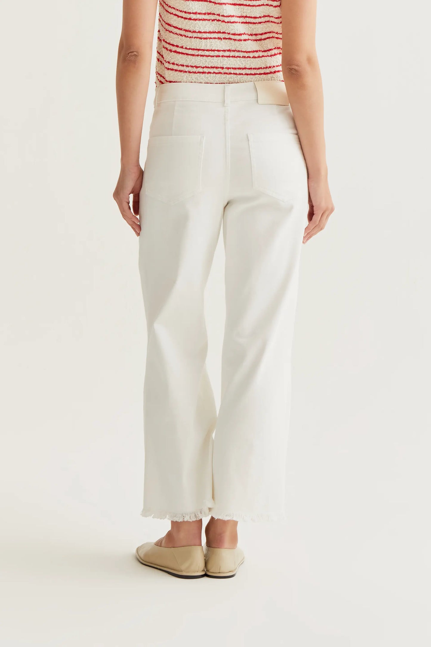 Pantalón vaquero blanco con bajo raw-cut