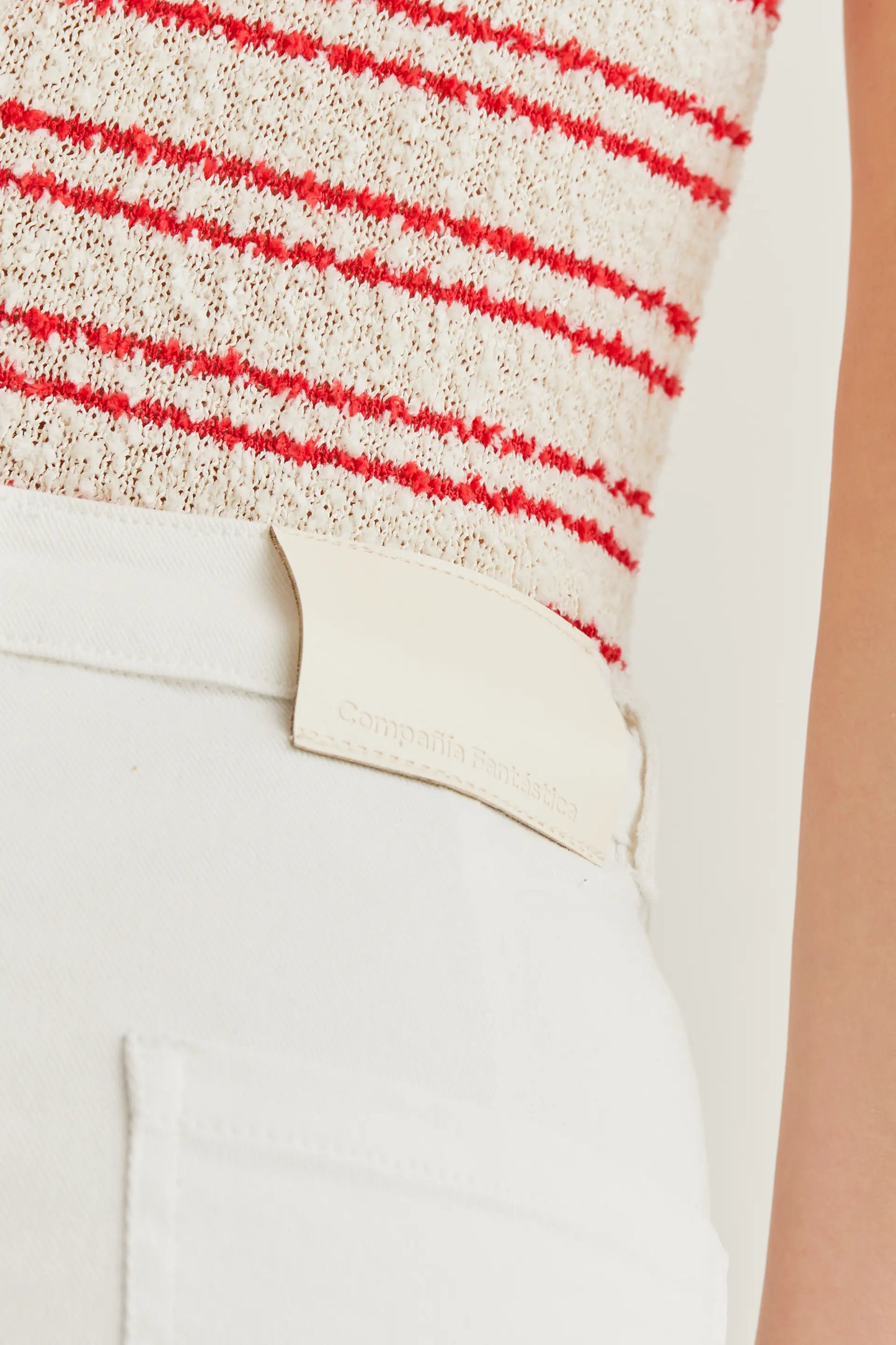 Pantalón vaquero blanco con bajo raw-cut