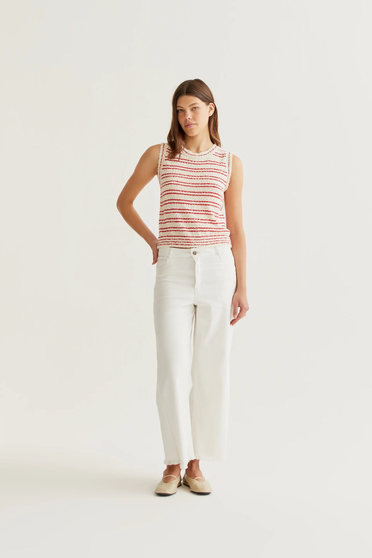 Pantalón vaquero blanco con bajo raw-cut