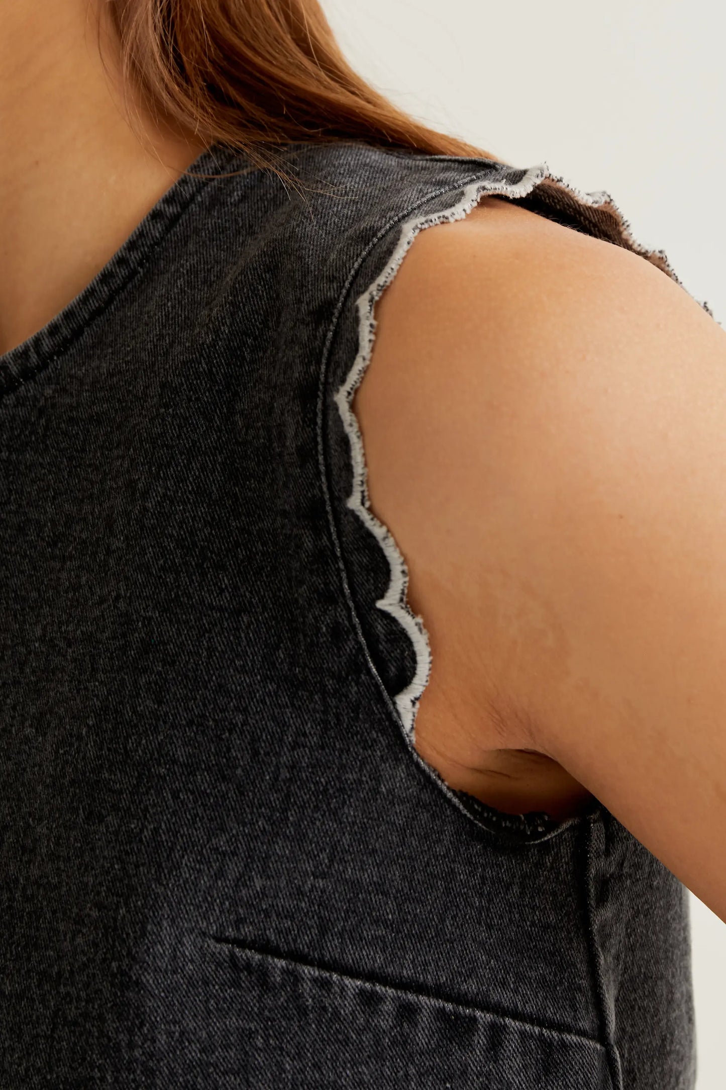 Top in denim nero con dettagli ondulati