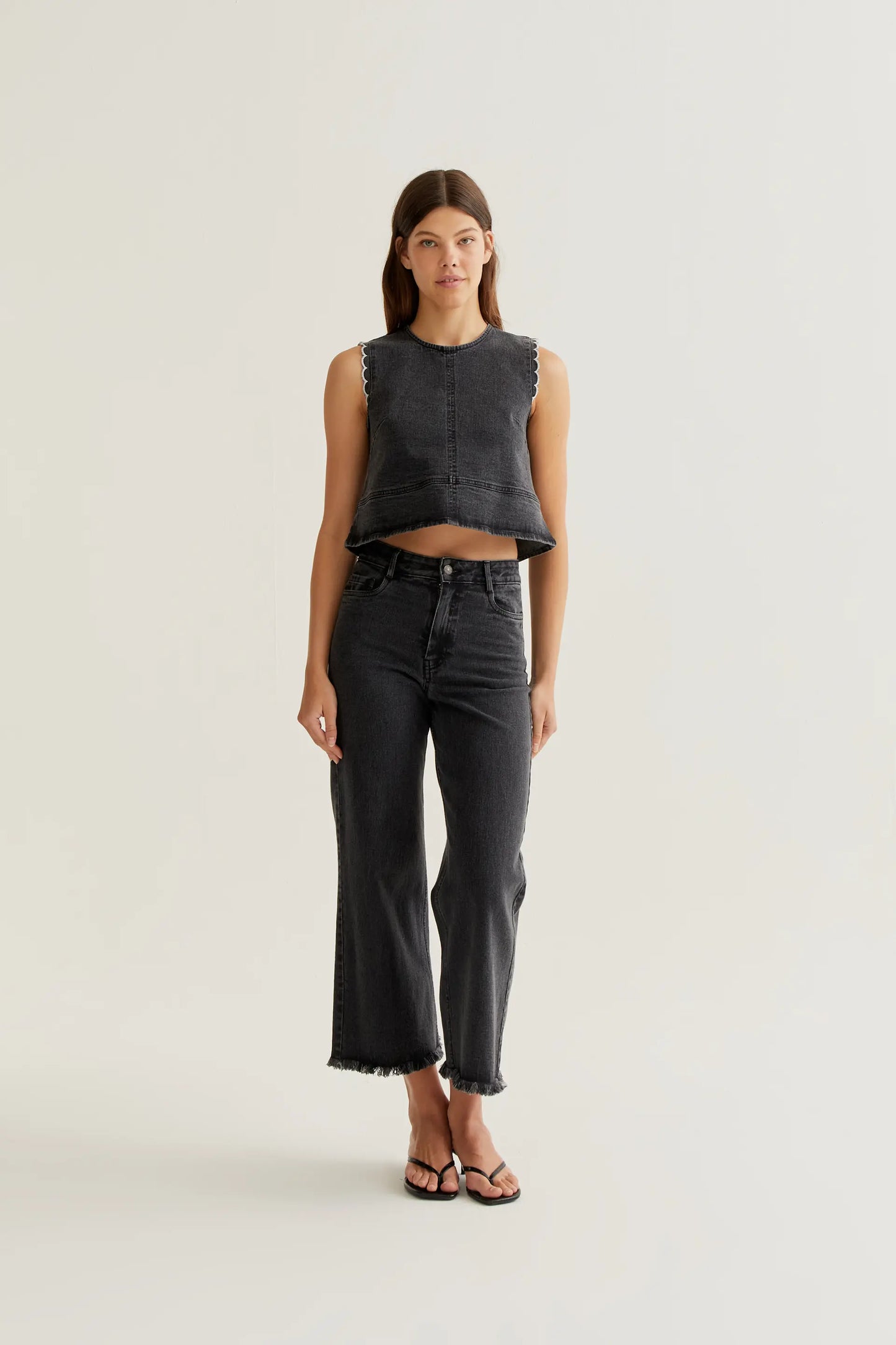 Top in denim nero con dettagli ondulati