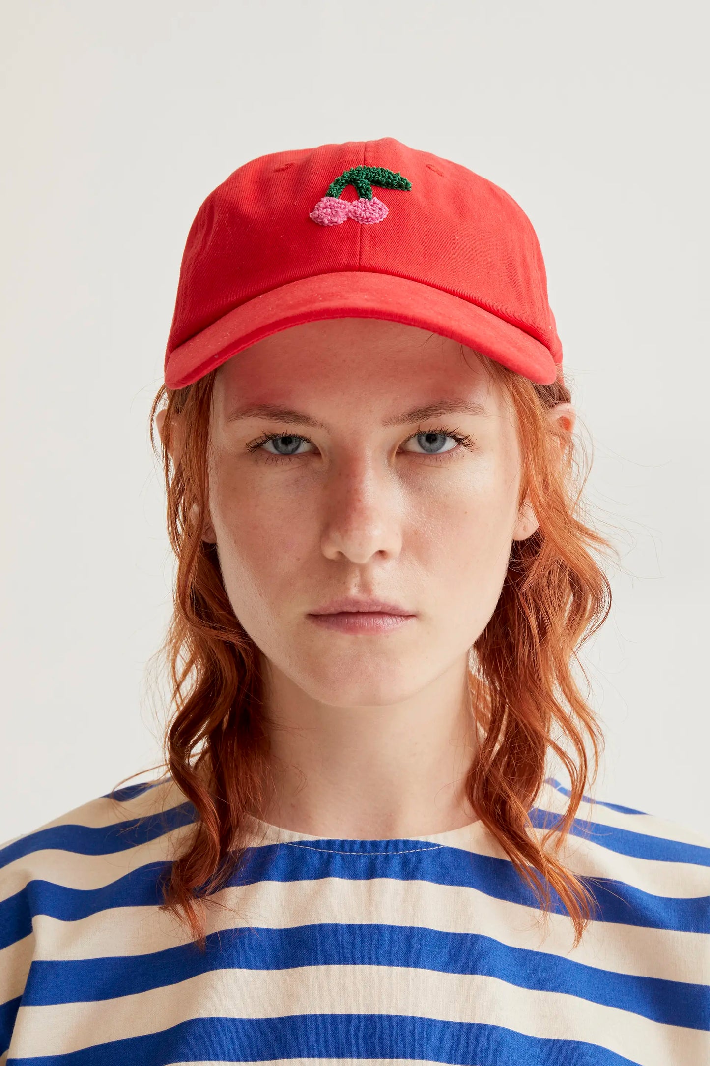 Gorra roja con bordado de cerezas