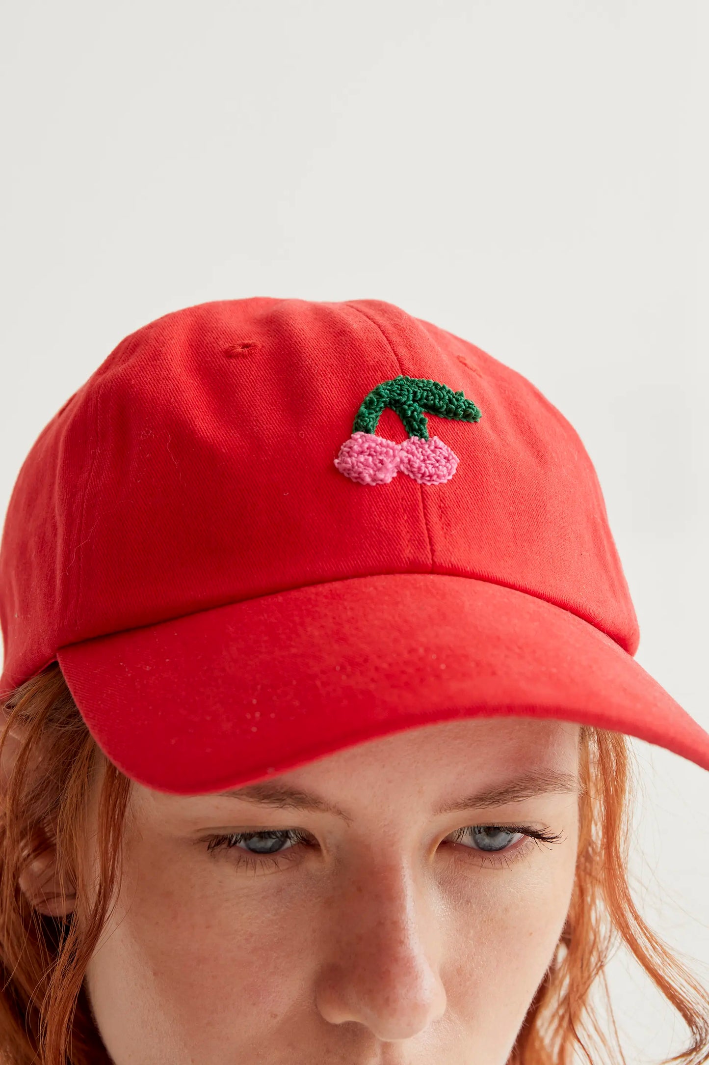 Gorra roja con bordado de cerezas