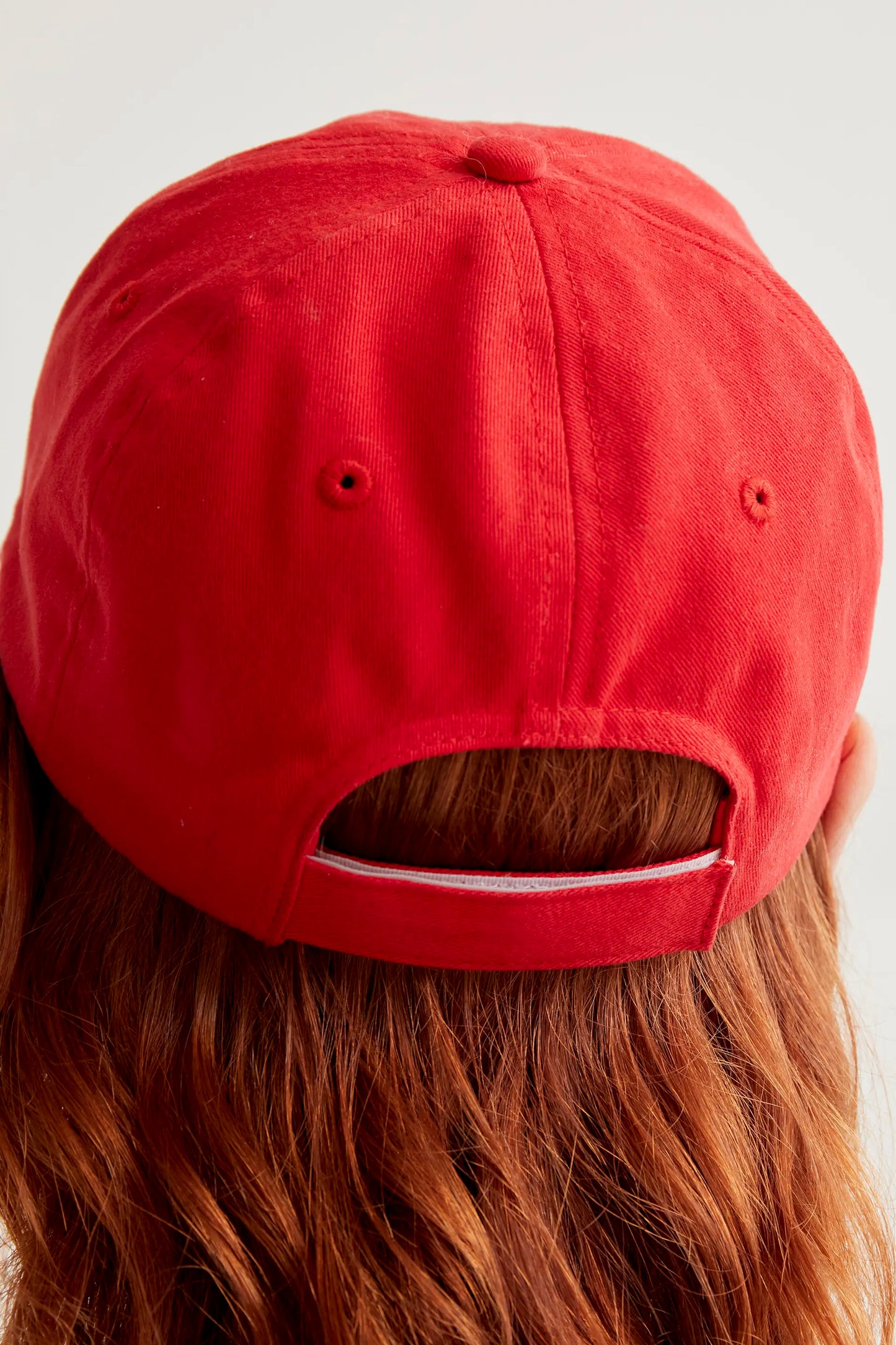 Gorra roja con bordado de cerezas