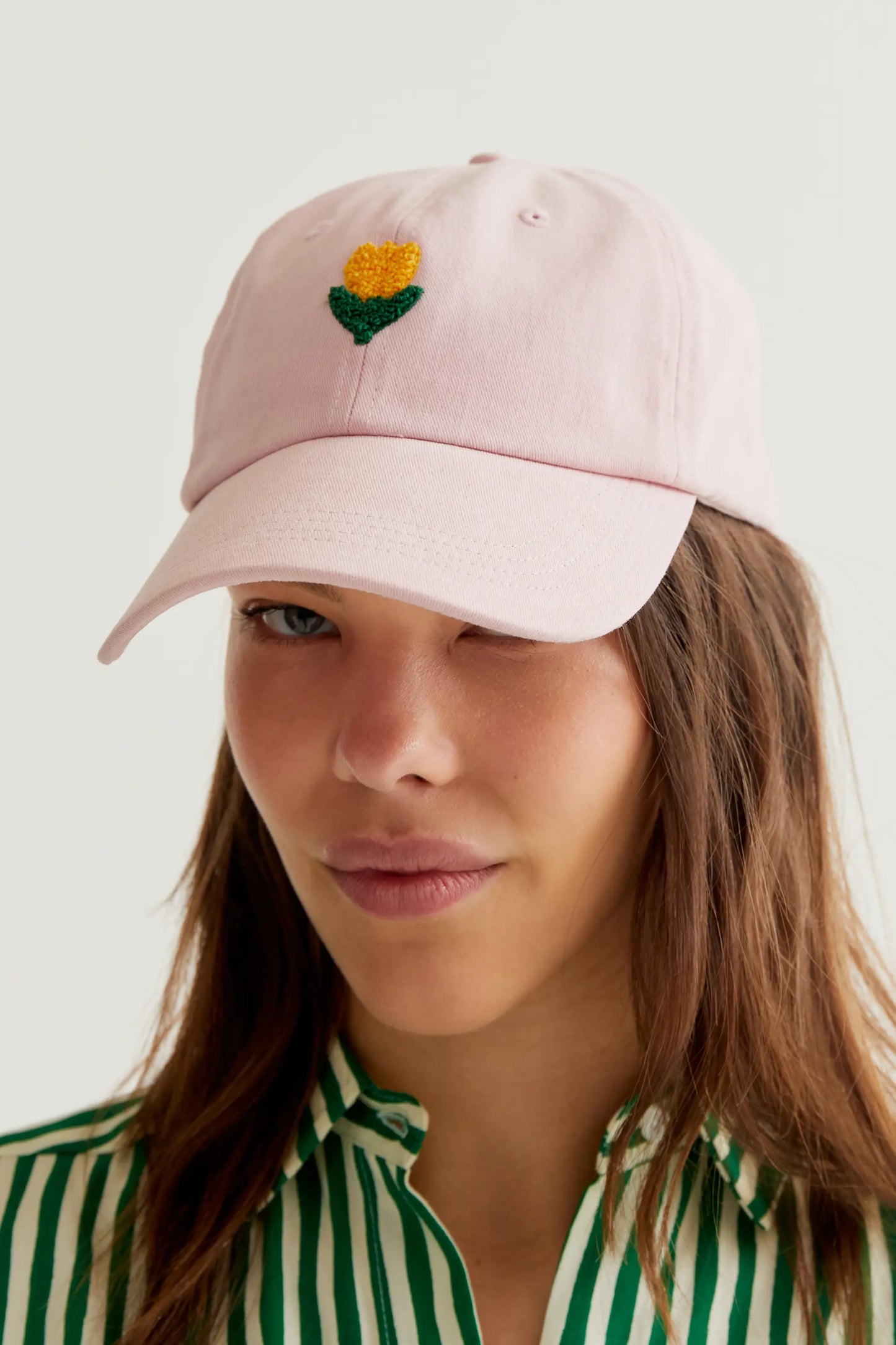 Cappellino rosa con ricamo a tulipano