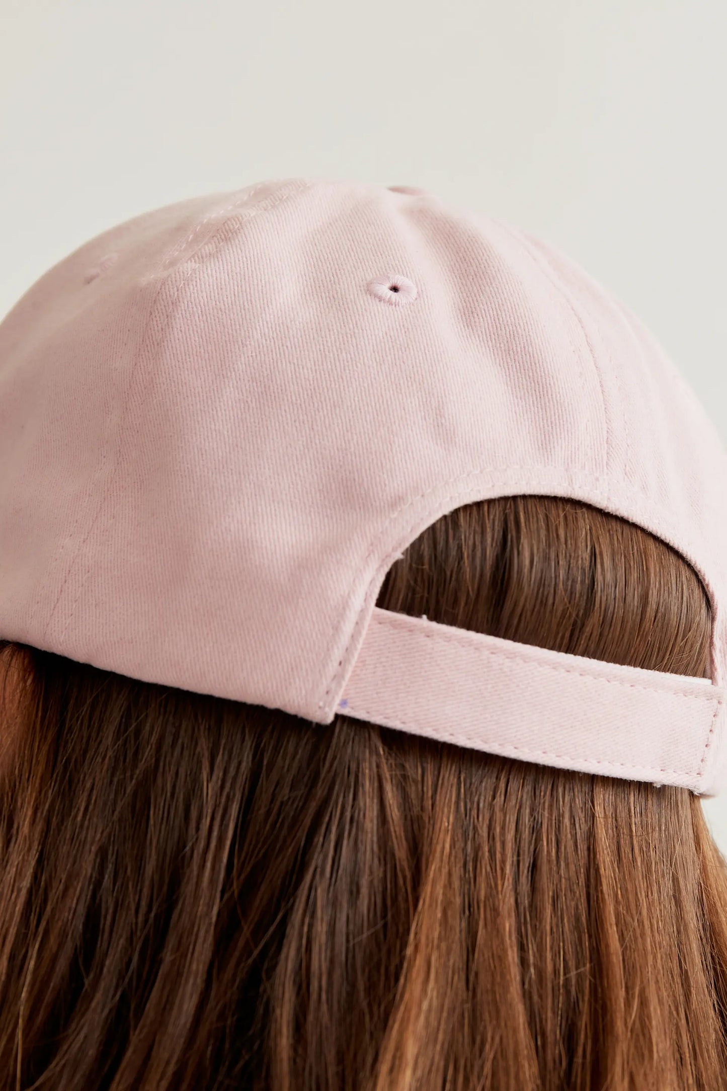 Cappellino rosa con ricamo a tulipano