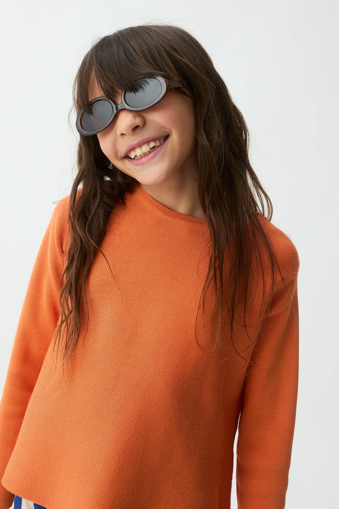 Maglione arancione lavorato a maglia per bambina
