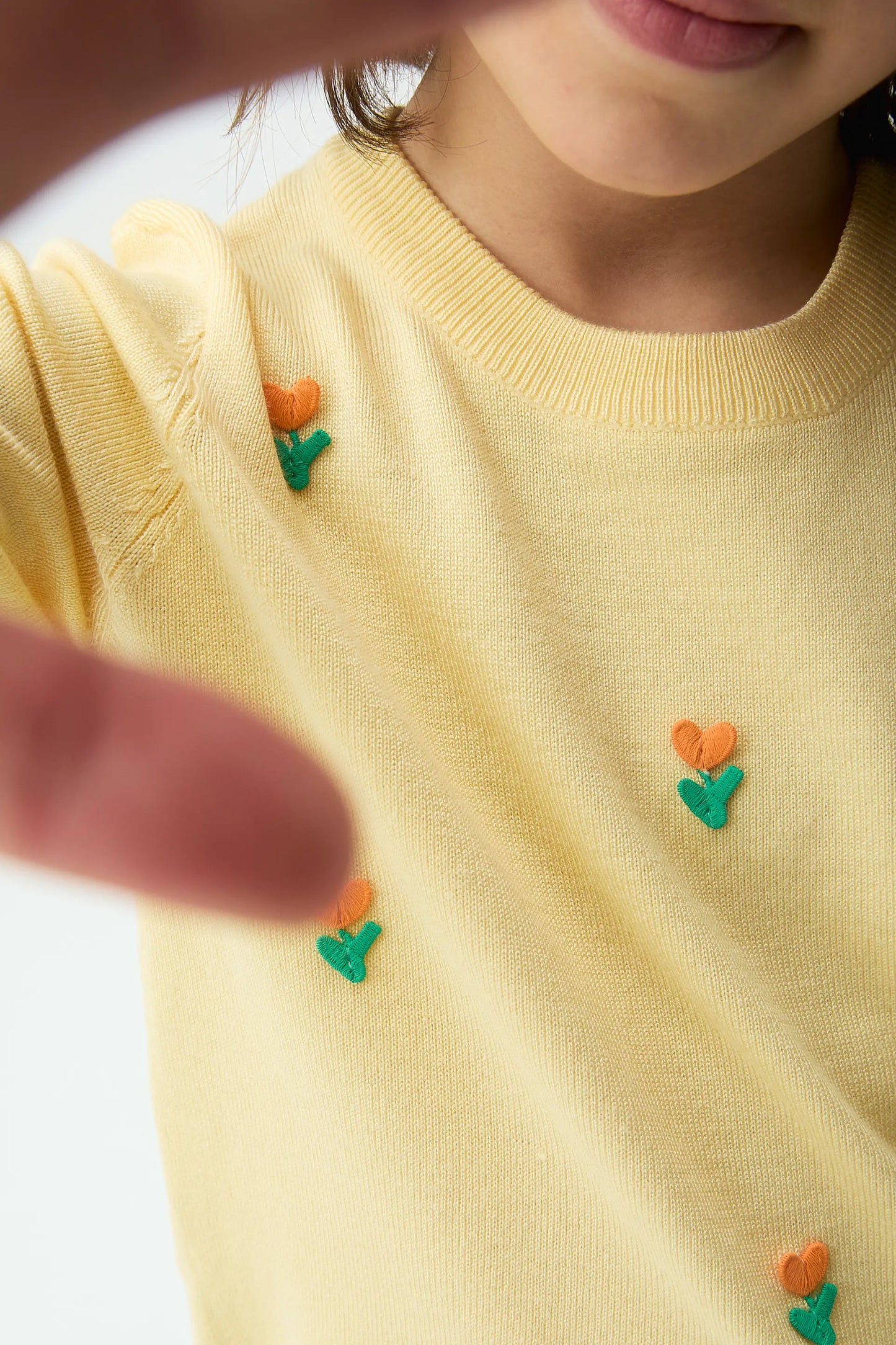 Top de niña punto amarillo con detalle floral