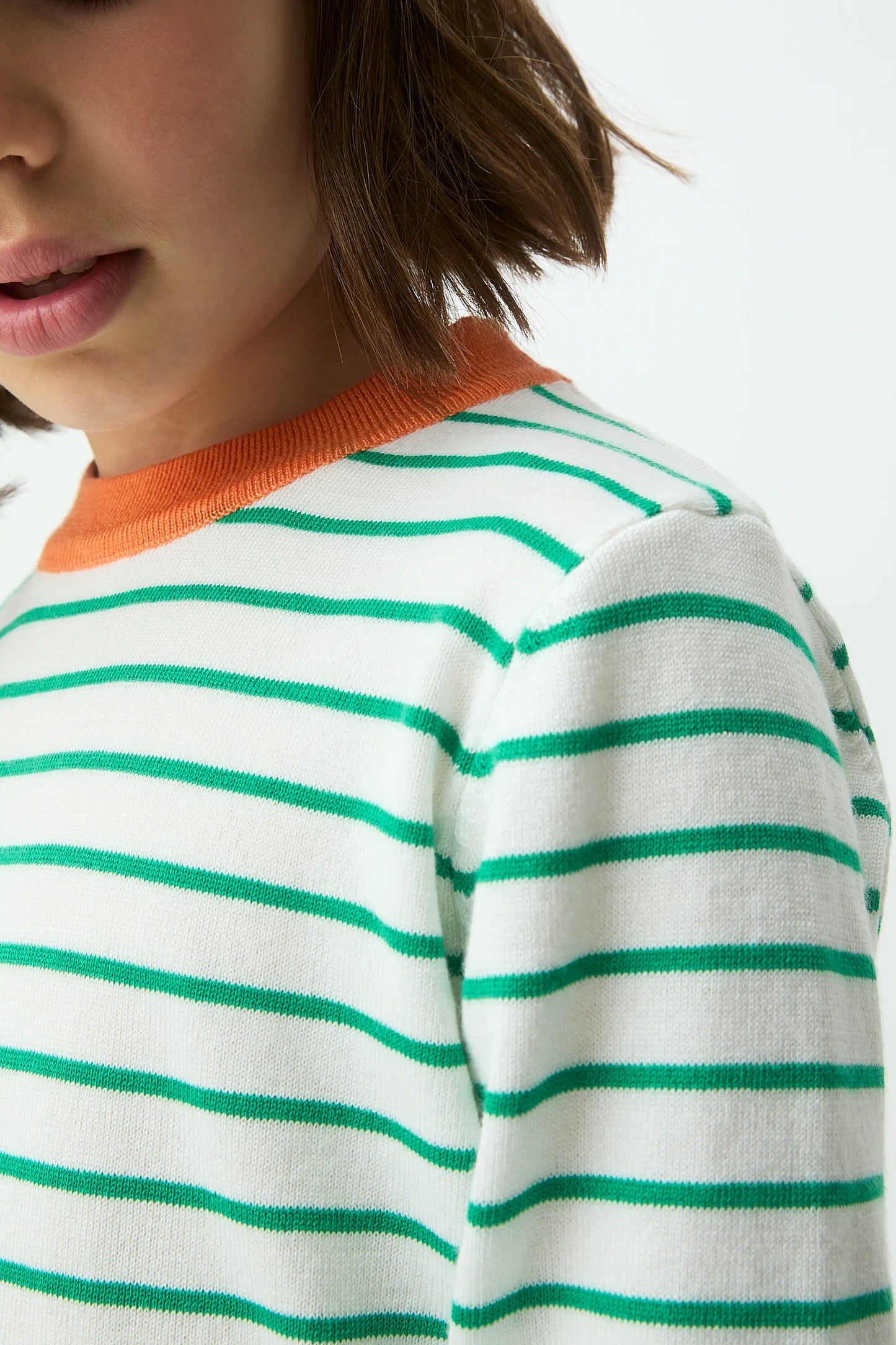 Girl's sweater with orange collar