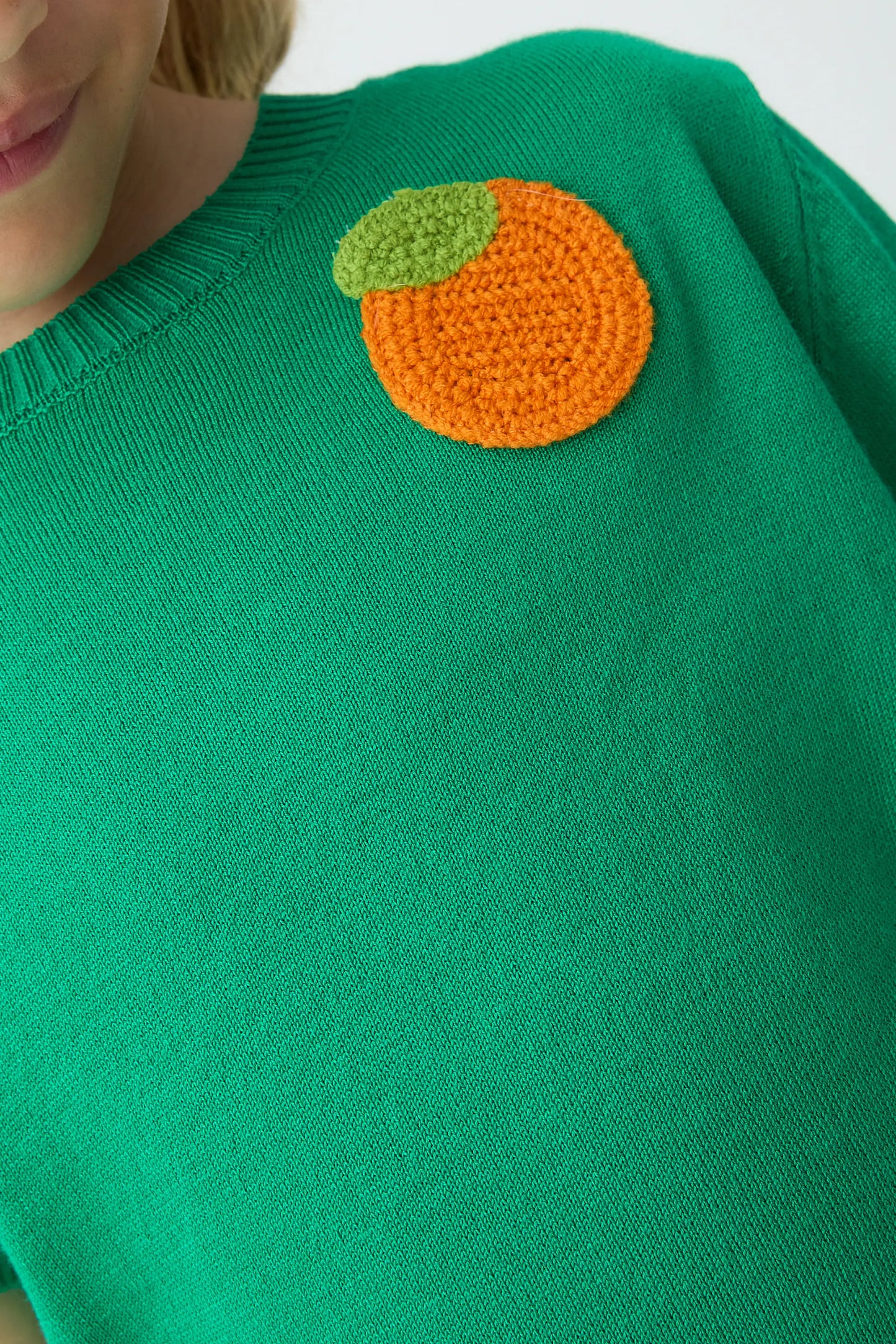 Top de niña  con bordado de naranja