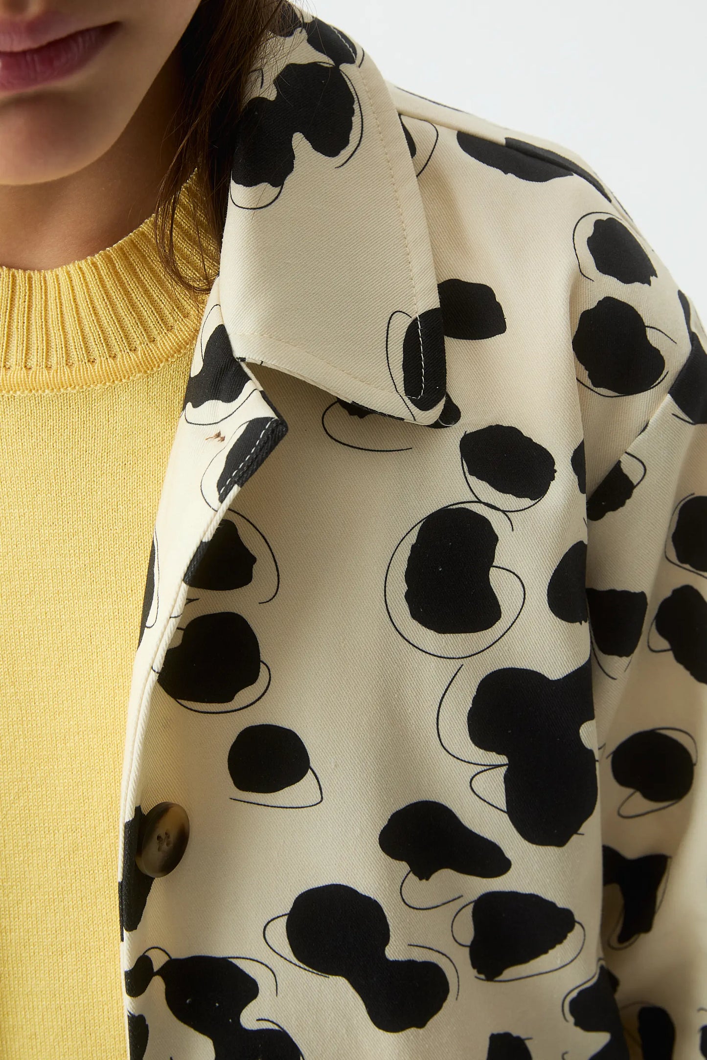 Gabardina de niña con estampado Dalmatian