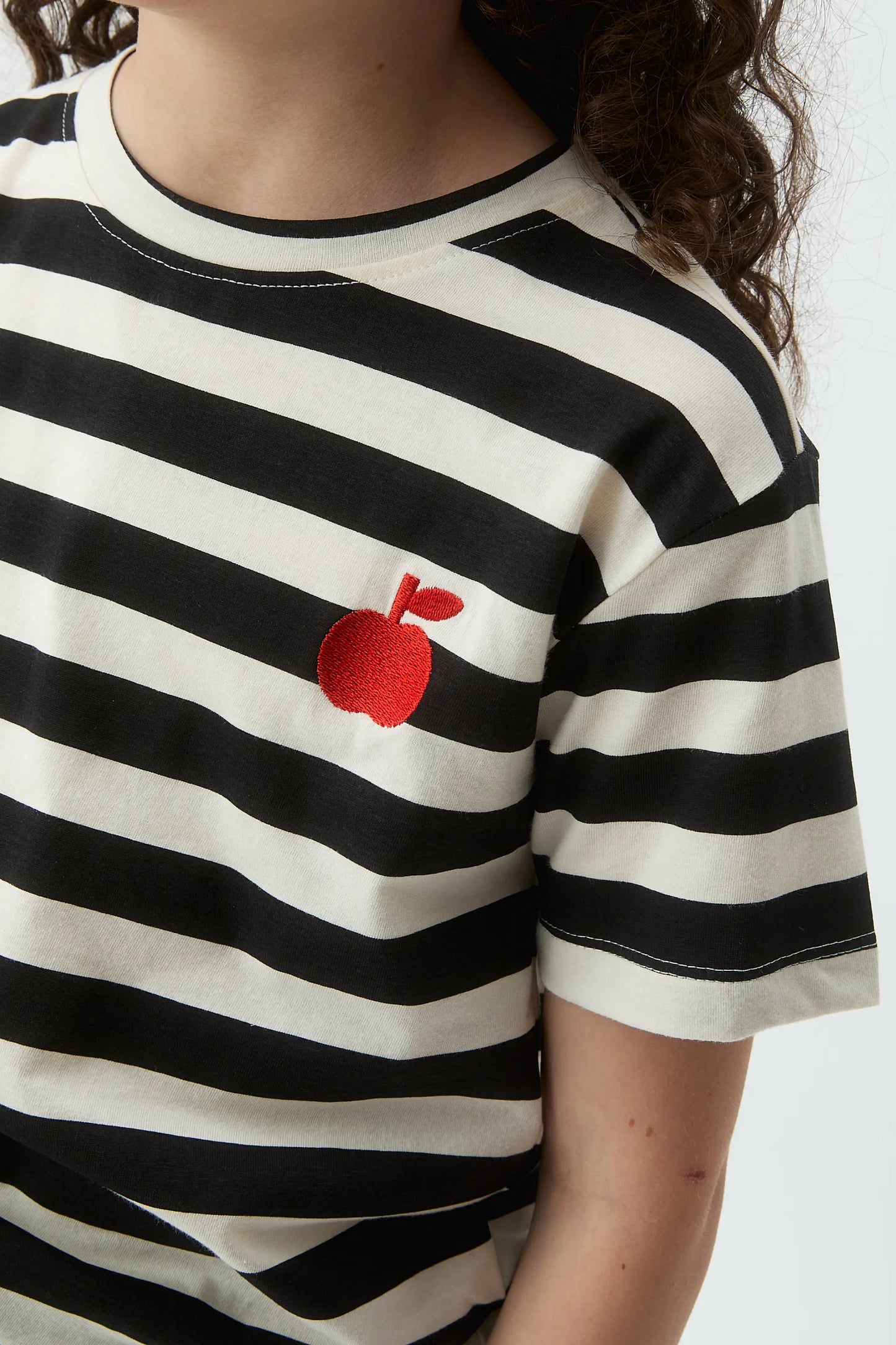 Girl's t-shirt with black striped print and apple embroidery