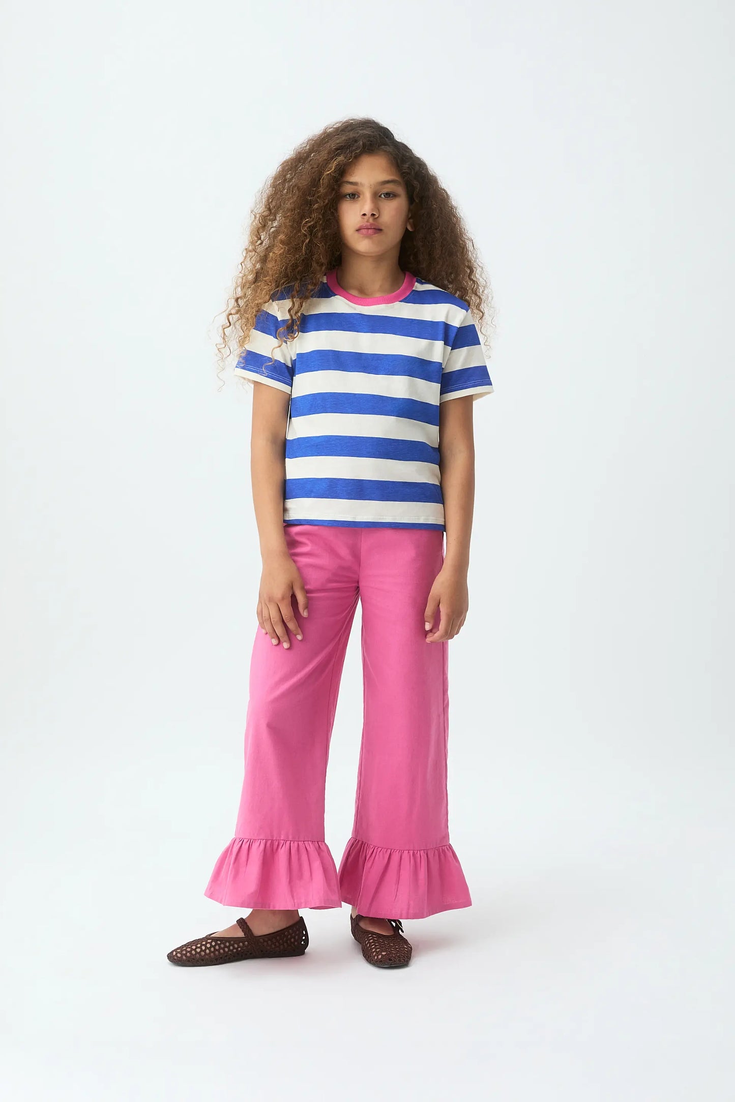 Maglietta da bambina con stampa a righe blu e bianche