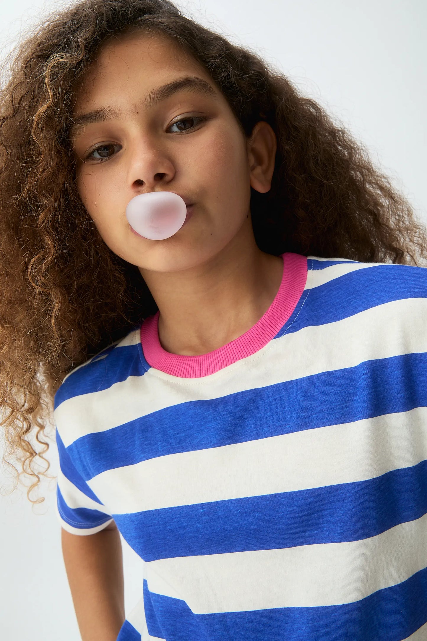 Maglietta da bambina con stampa a righe blu e bianche