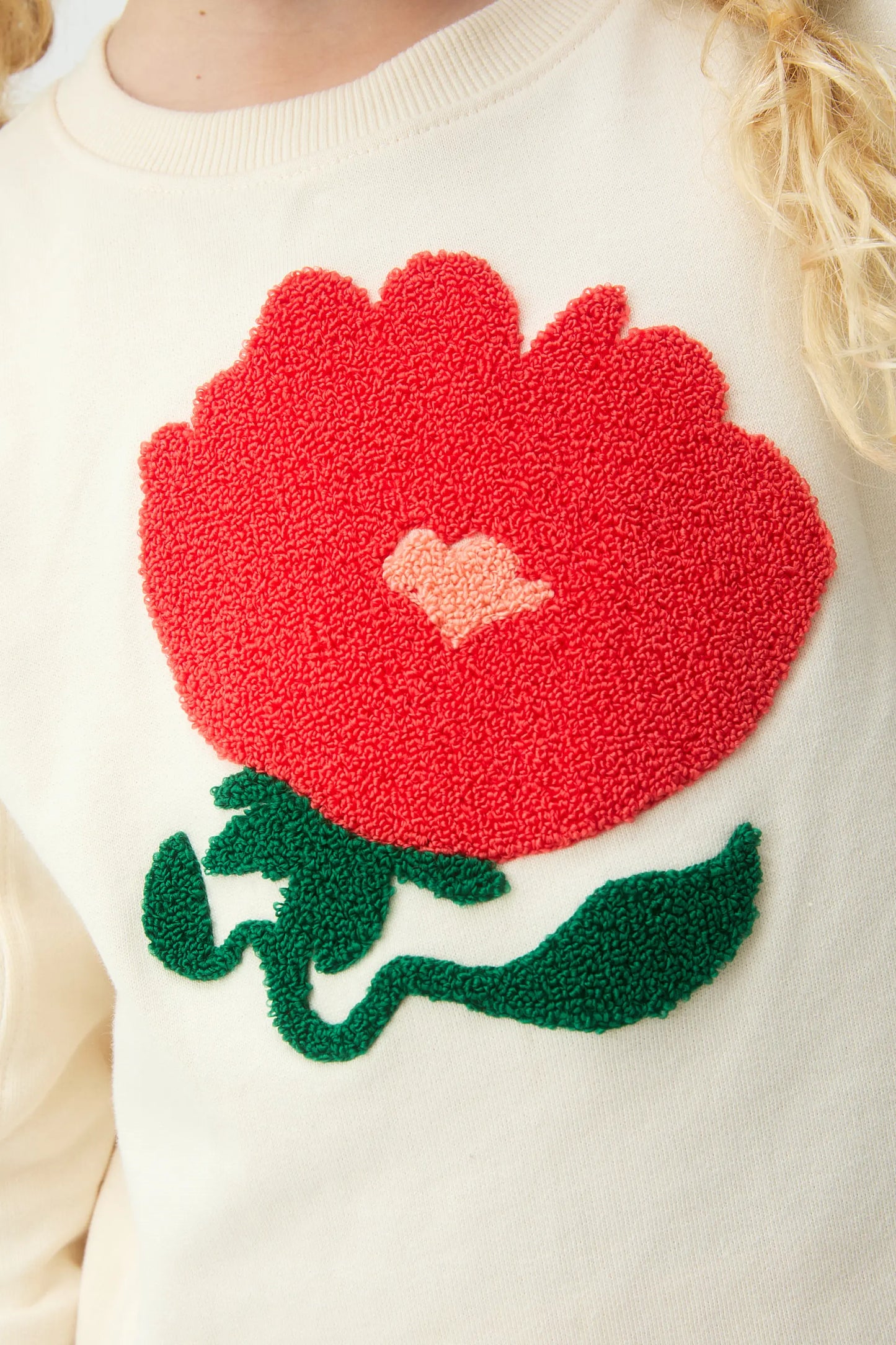 Sudadera de niña blanco roto con parche floral