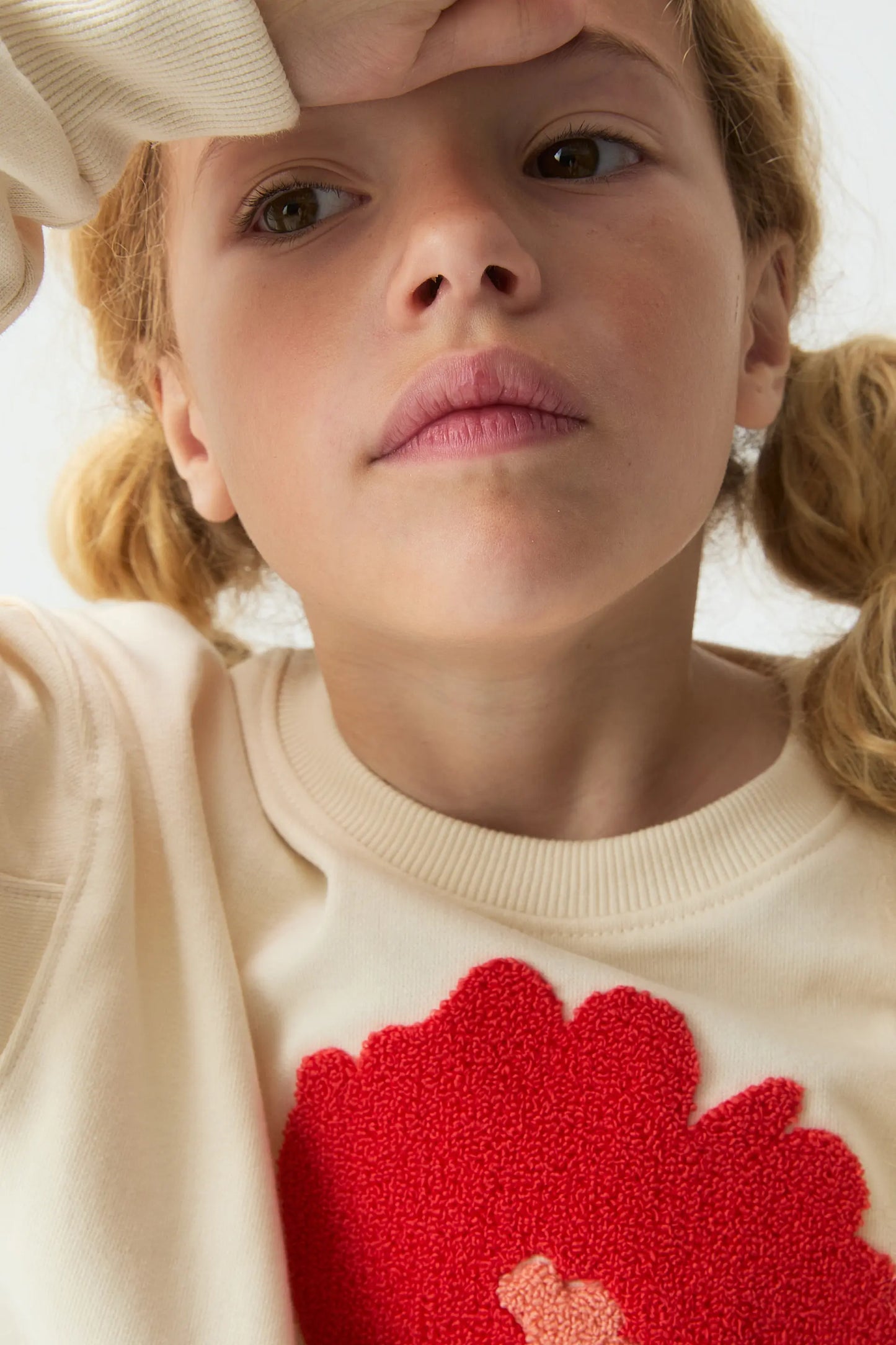 Sudadera de niña blanco roto con parche floral