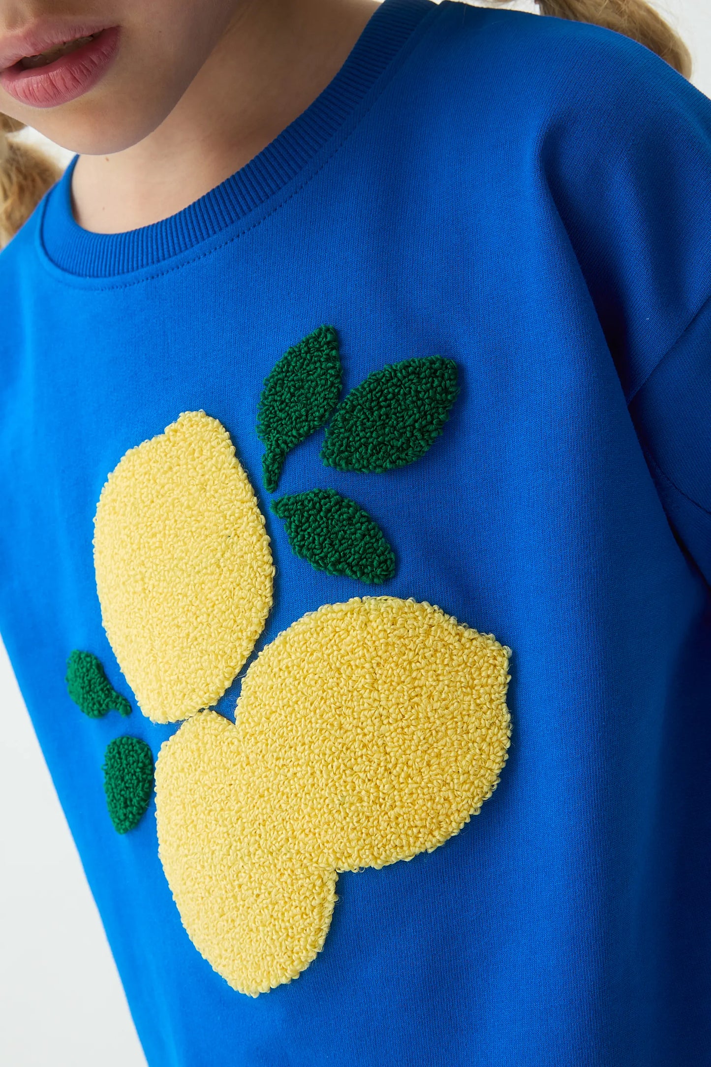 Felpa blu da bambina con toppa a forma di limone