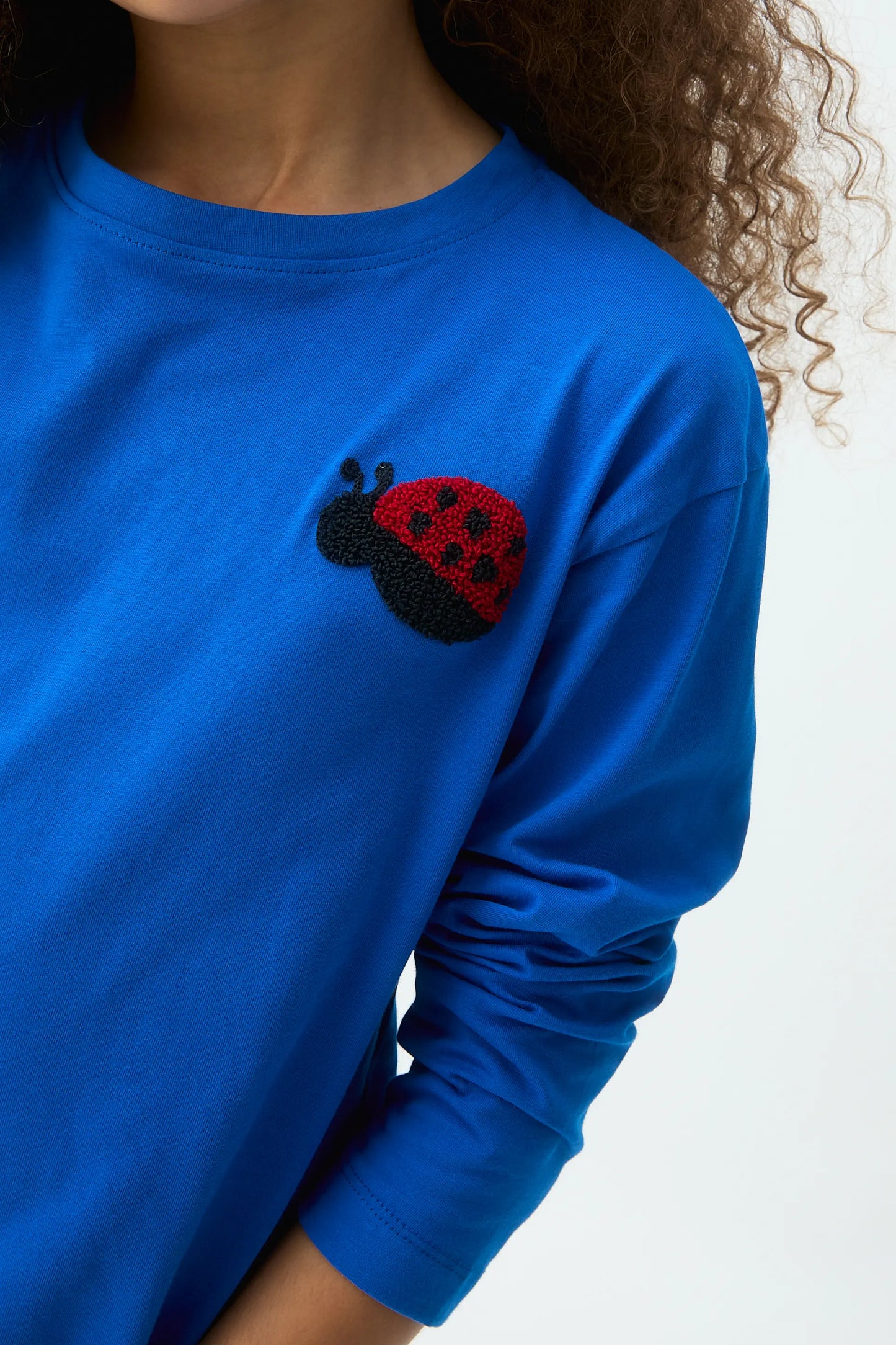 Maglietta a maniche lunghe da bambina con toppa a forma di coccinella