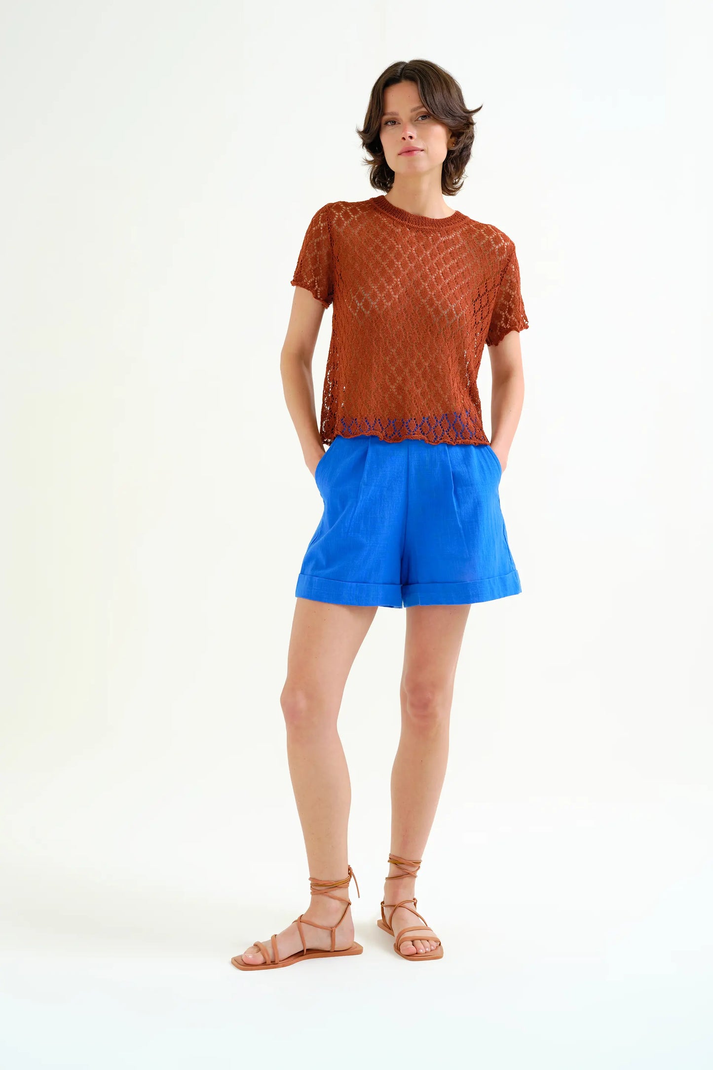 Top in maglia traforata marrone con motivo a rombi