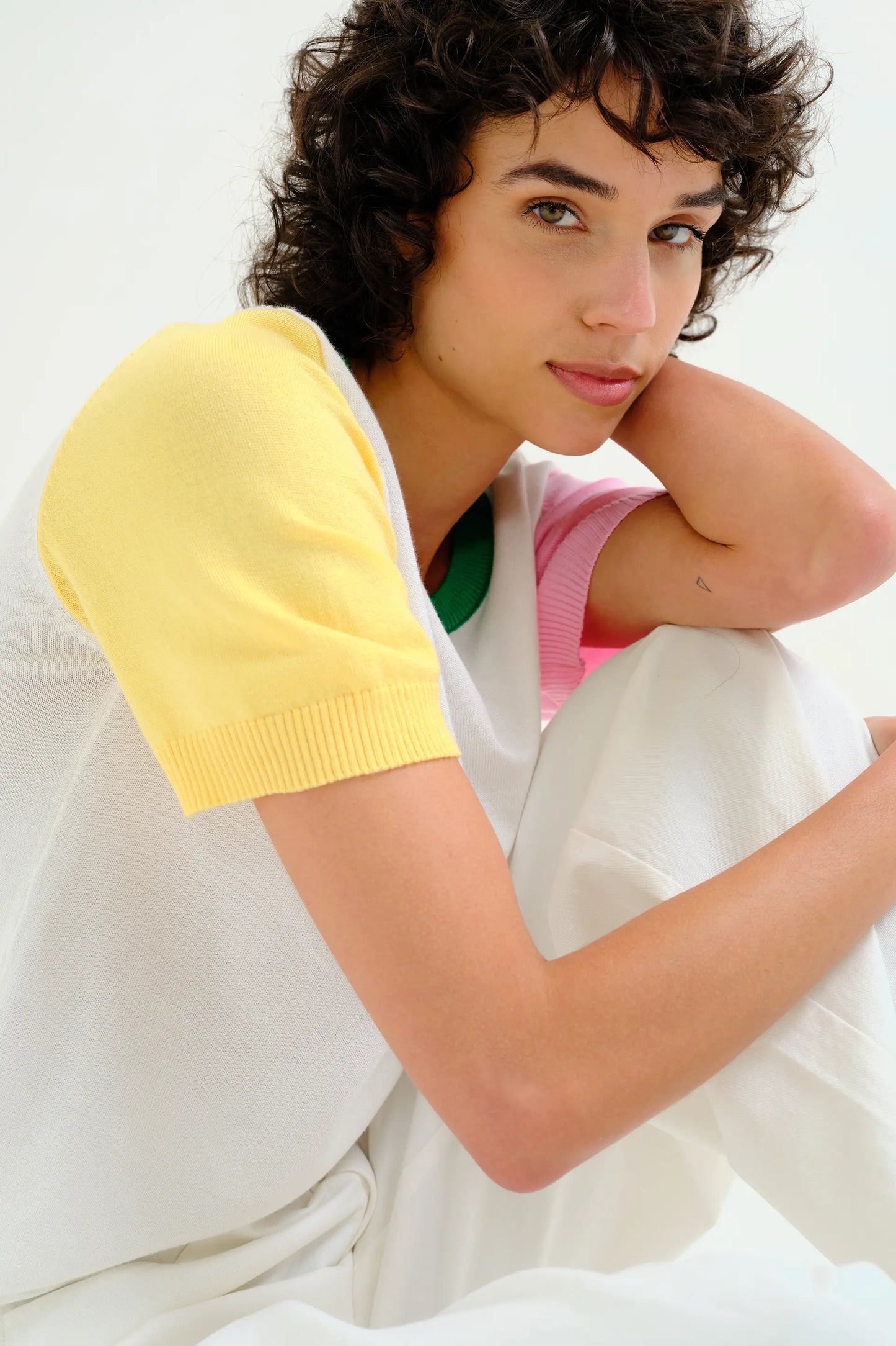 Top in maglia con dettagli multicolori