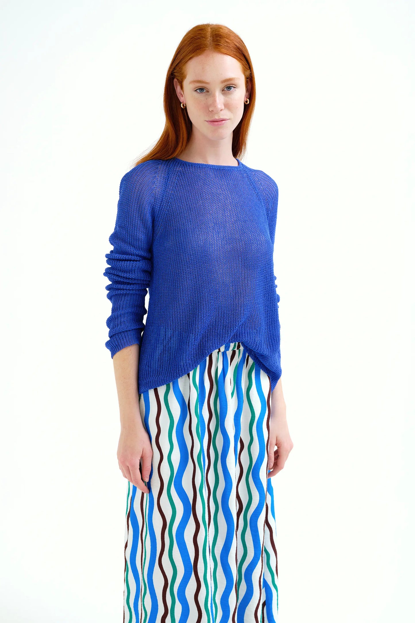 Maglione blu lavorato a maglia traforata