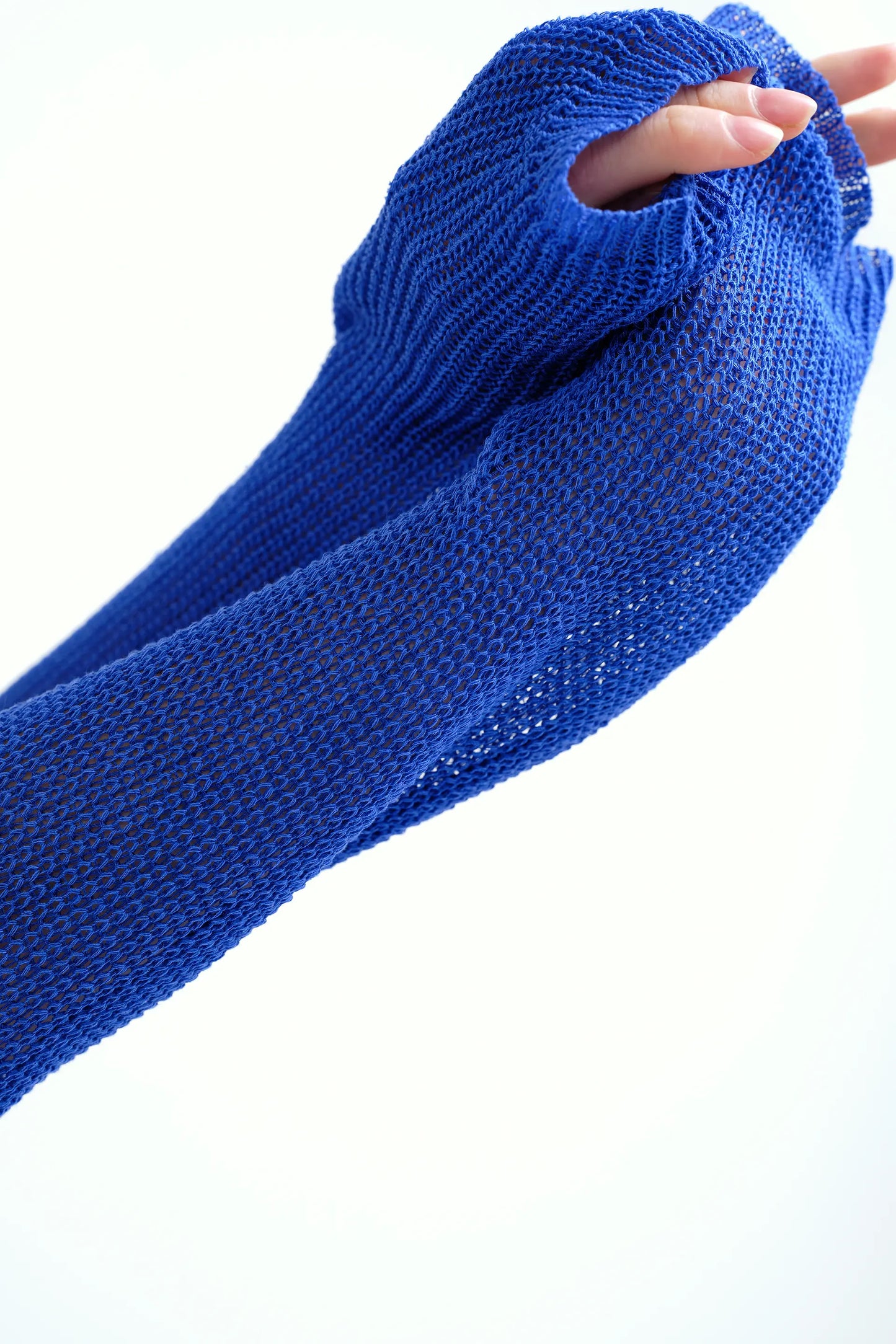 Maglione blu lavorato a maglia traforata