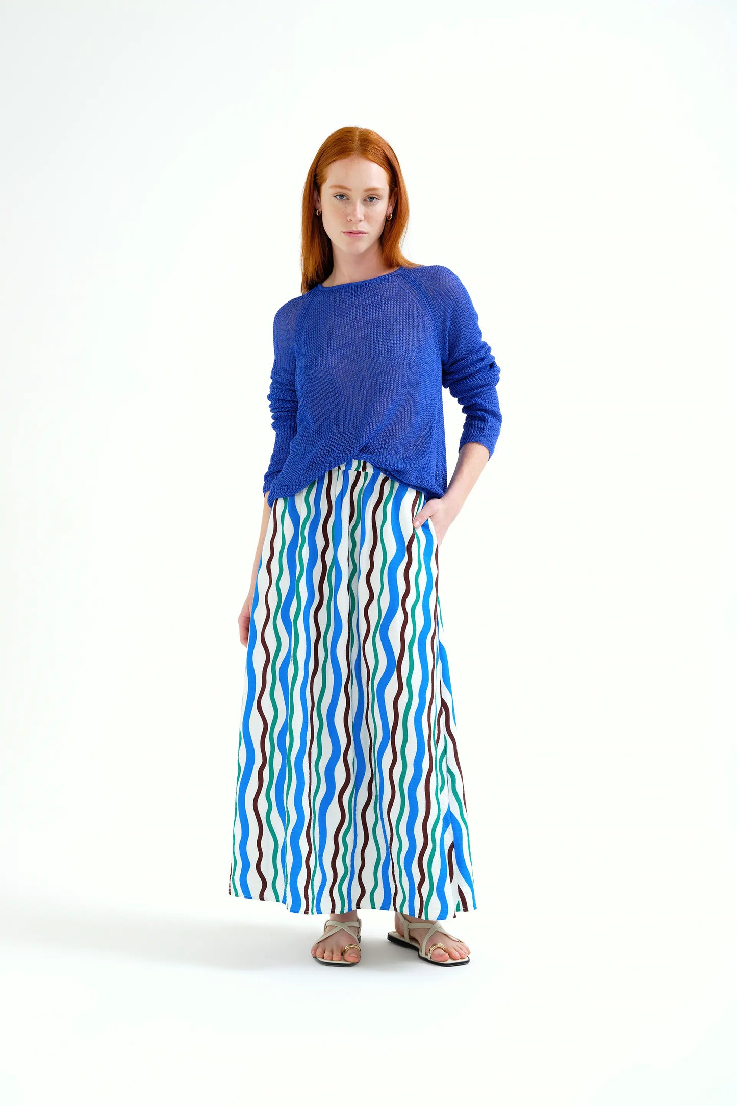 Maglione blu lavorato a maglia traforata