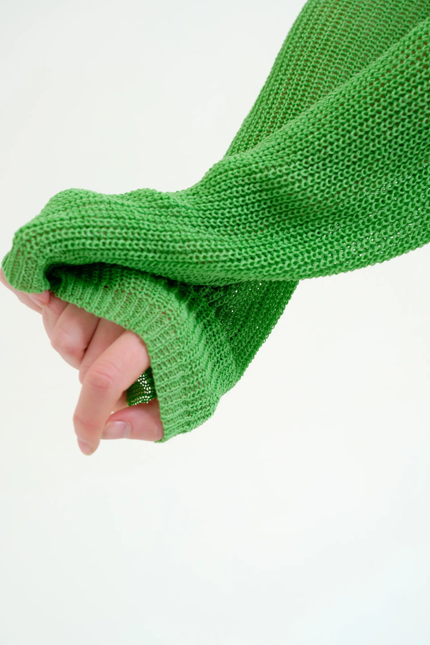 Maglione verde lavorato a maglia traforata