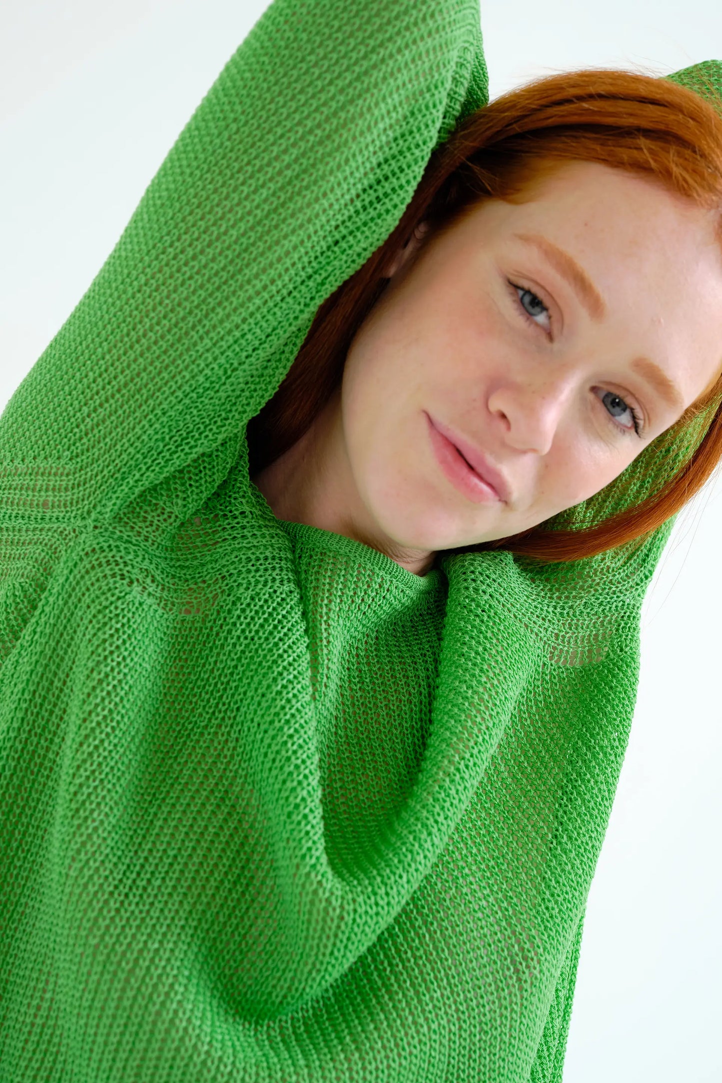 Maglione verde lavorato a maglia traforata