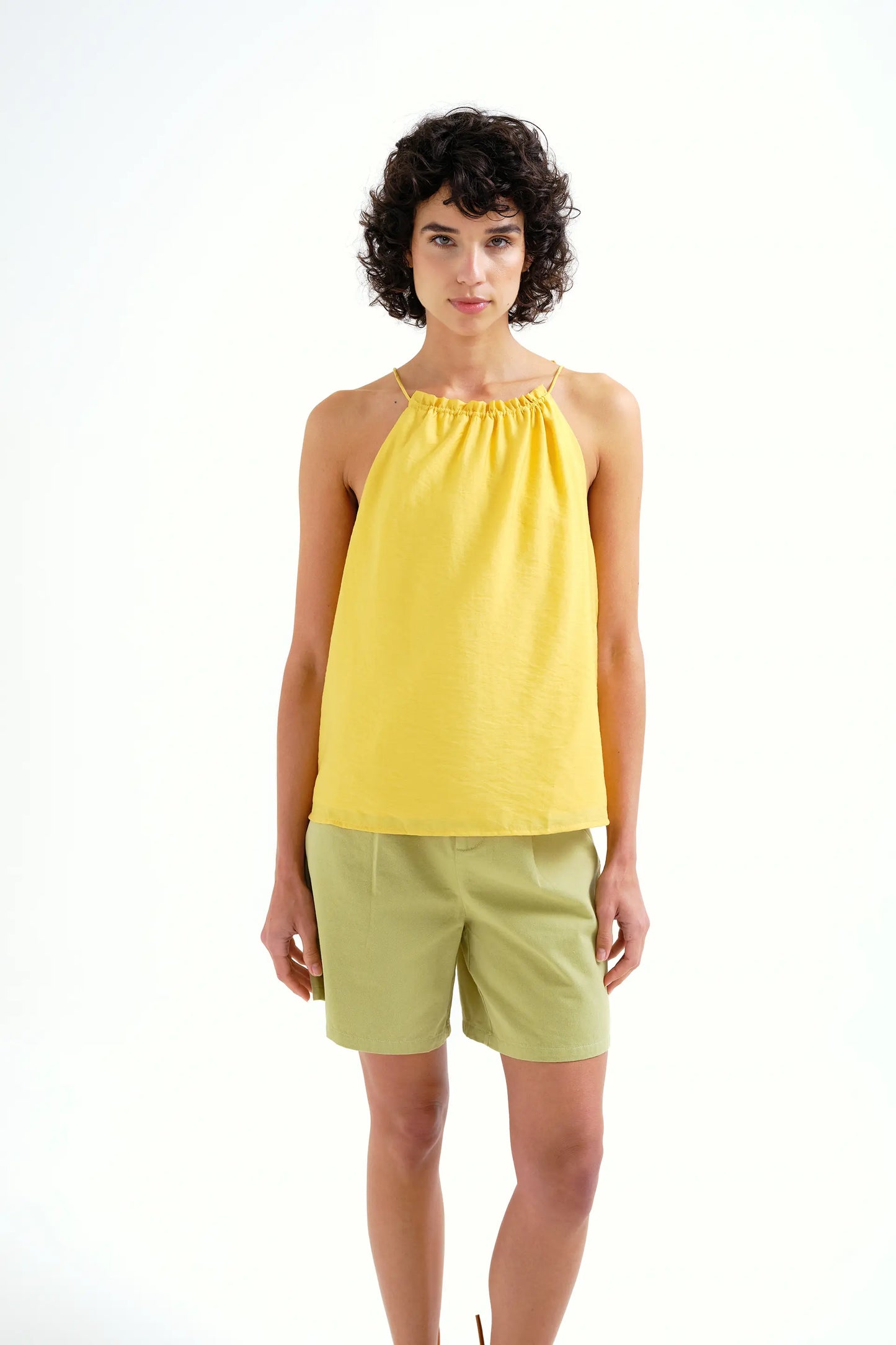 Top giallo con scollo all'americana