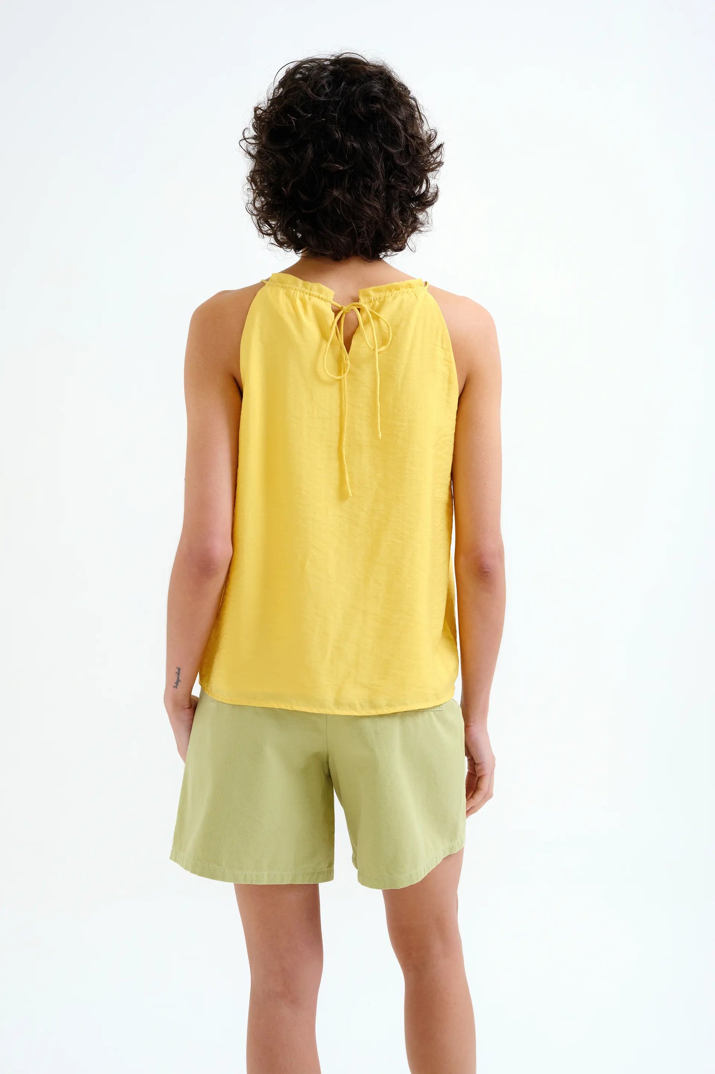 Top giallo con scollo all'americana