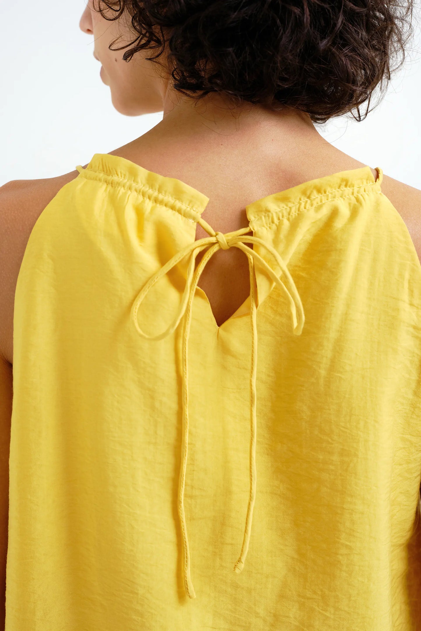 Top giallo con scollo all'americana