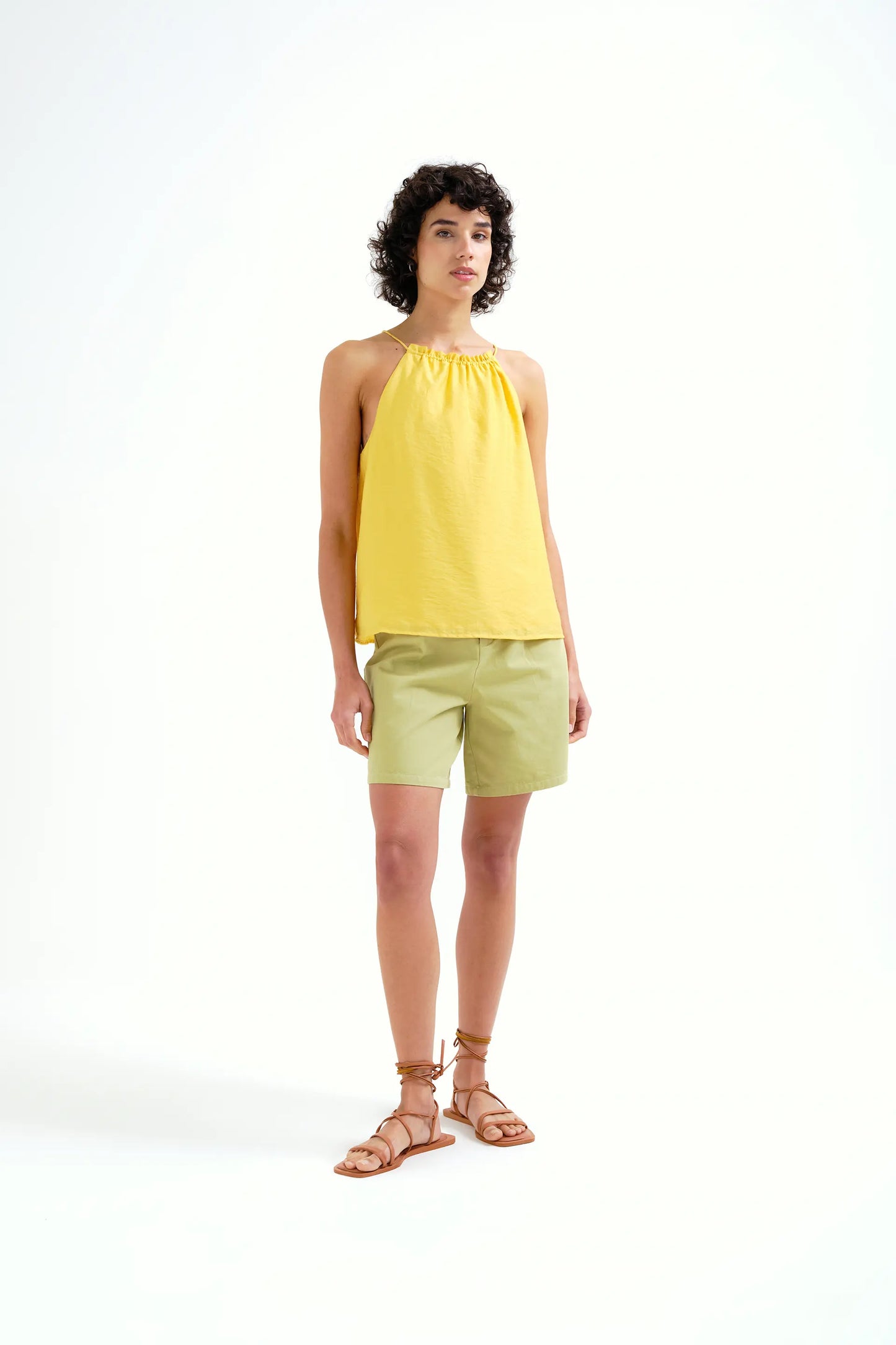 Top giallo con scollo all'americana