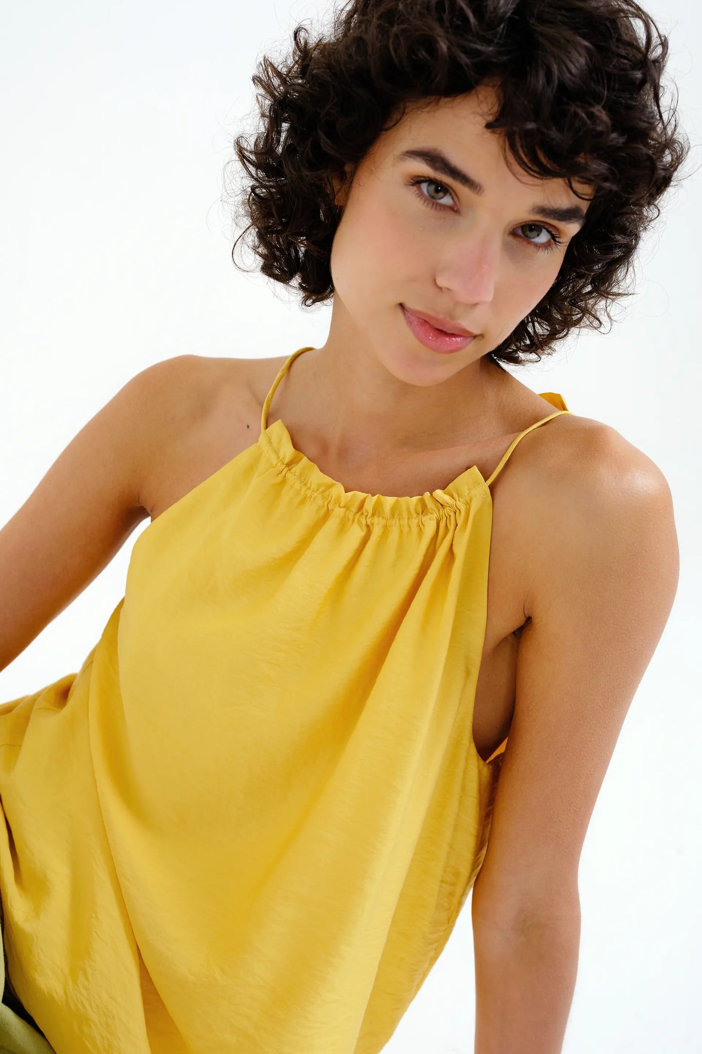 Top giallo con scollo all'americana
