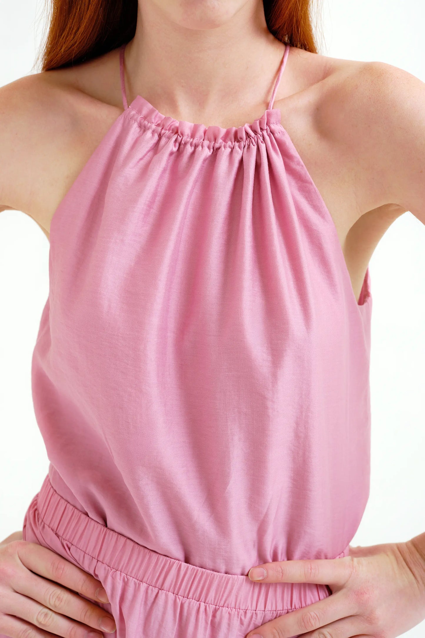 Top rosa con scollo all'americana