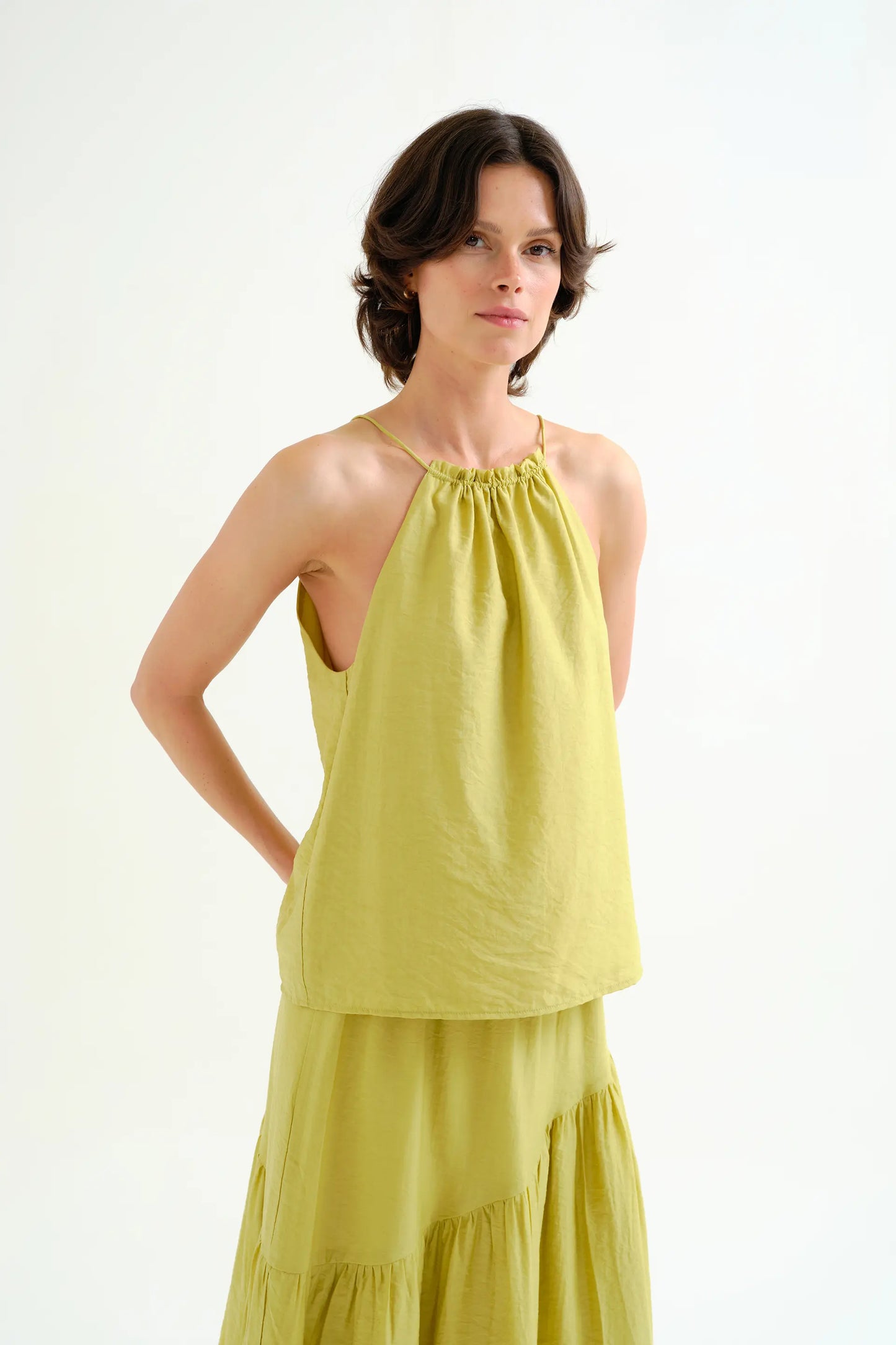 Top verde con scollo all'americana